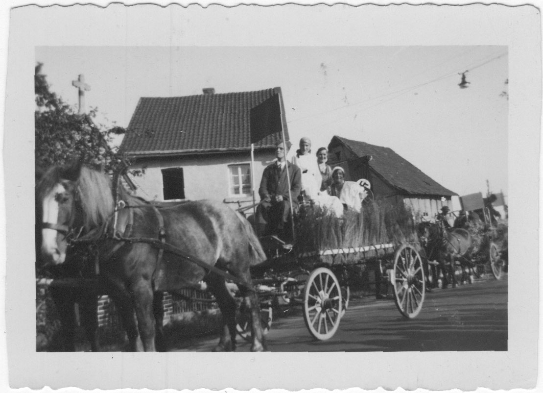 Pferdekarren beim Weinfestumzug (Heimatmuseum und -Archiv Bad Bodendorf CC BY-NC-SA)