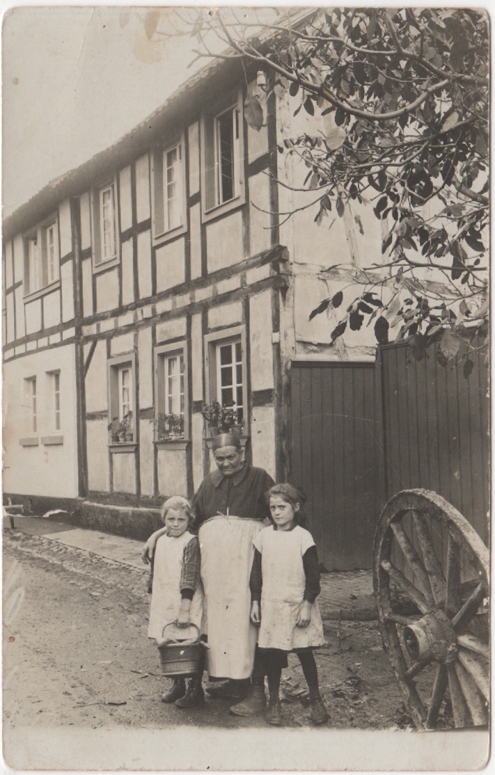 Ältere Frau mit zwei Enkel (Heimatmuseum und -Archiv Bad Bodendorf CC BY-NC-SA)
