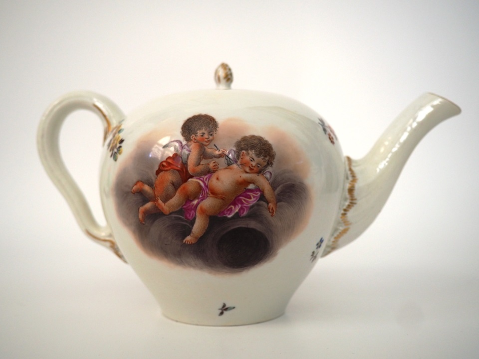 Teekanne mit Puttenmalerei (Erkenbert-Museum Frankenthal CC BY-NC-SA)