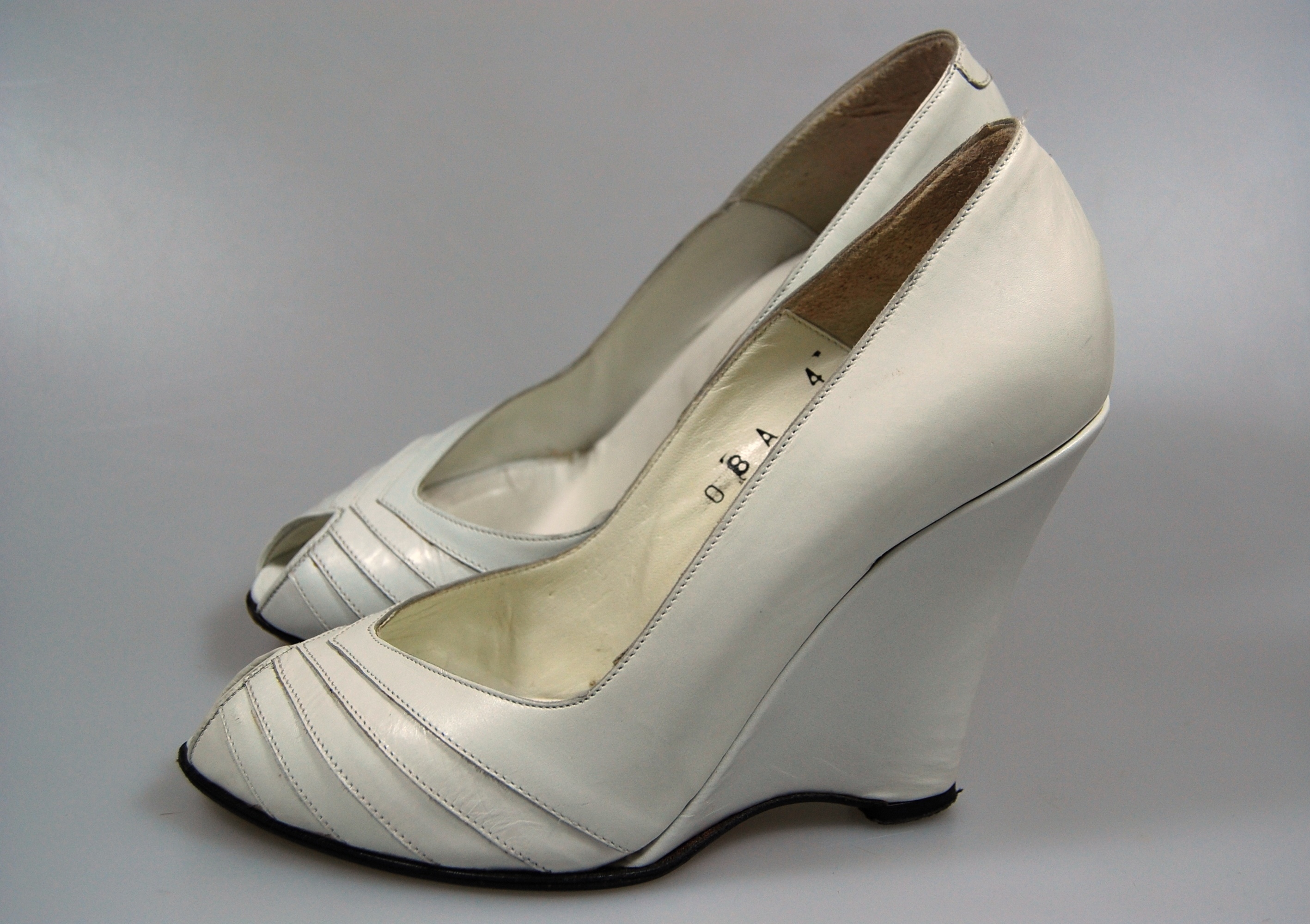 Weißer Keilschuh für Damen aus Leder (Deutsches Schuhmuseum Hauenstein CC BY-NC-SA)