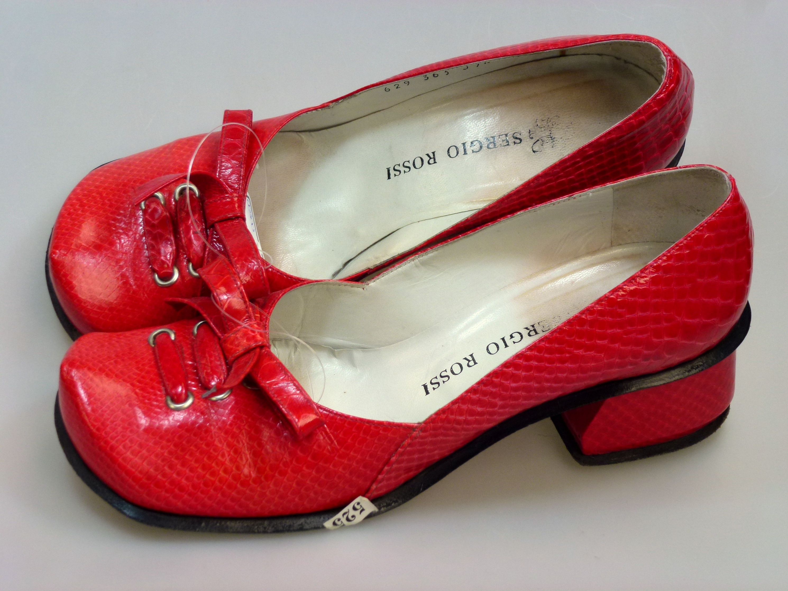 Rote Damen- Schlupfschuhe aus geprägtem Leder (Deutsches Schuhmuseum Hauenstein CC BY-NC-SA)