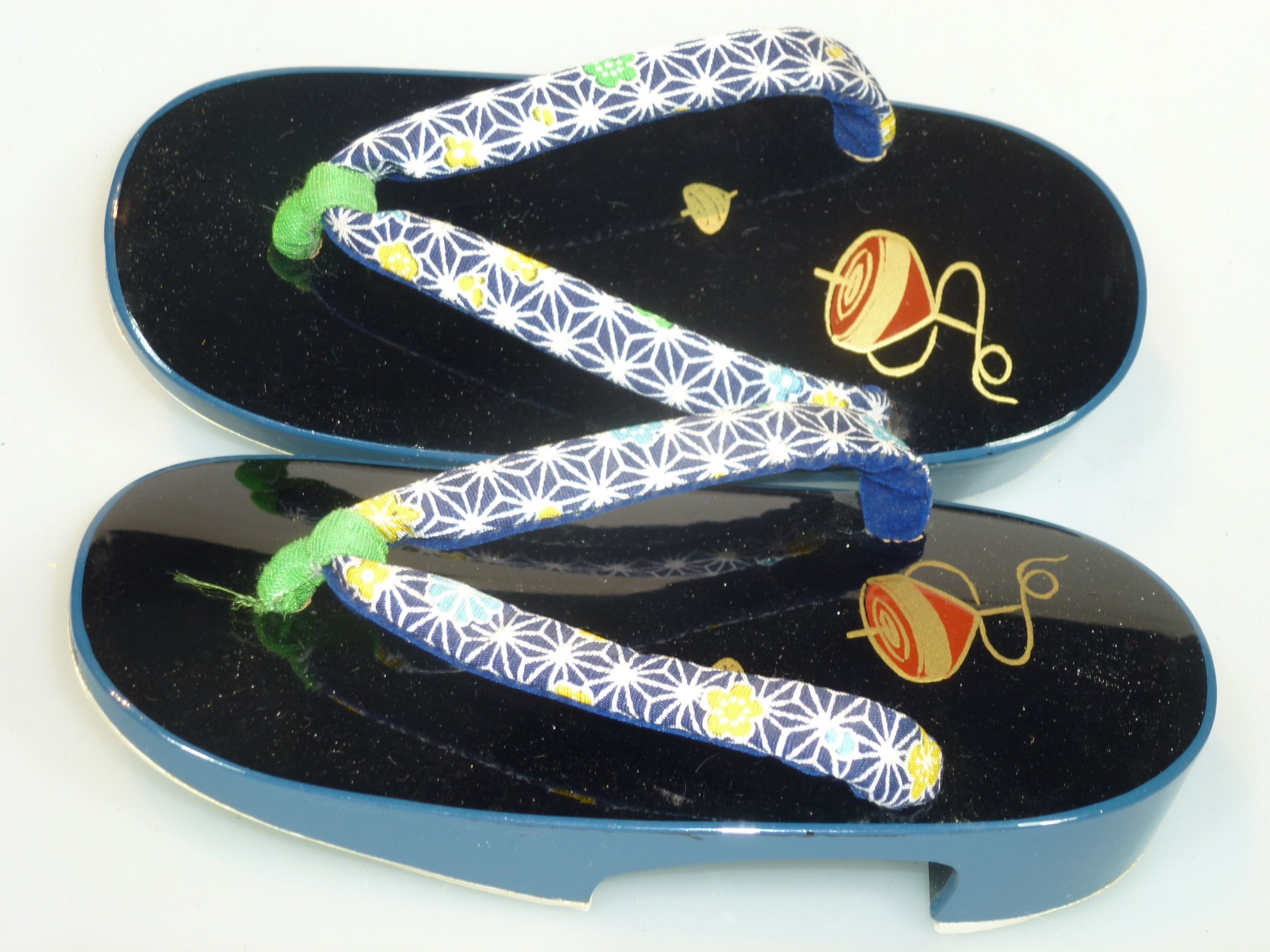 Japanische Zori-Schuhe für Kinder (Deutsches Schuhmuseum Hauenstein CC BY-NC-SA)
