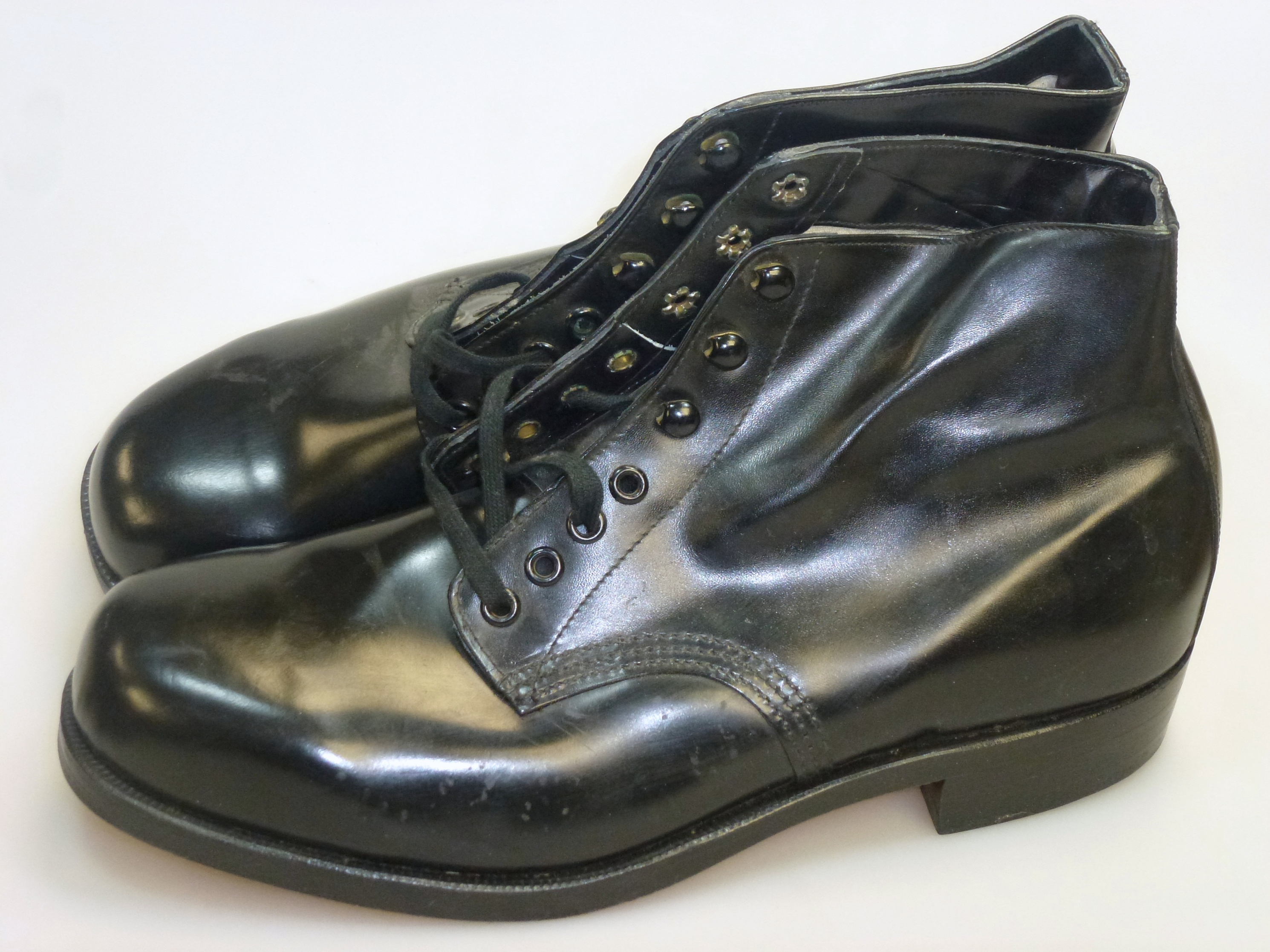 Herren-Stiefeletten aus schwarzem Leder (Deutsches Schuhmuseum Hauenstein CC BY-NC-SA)