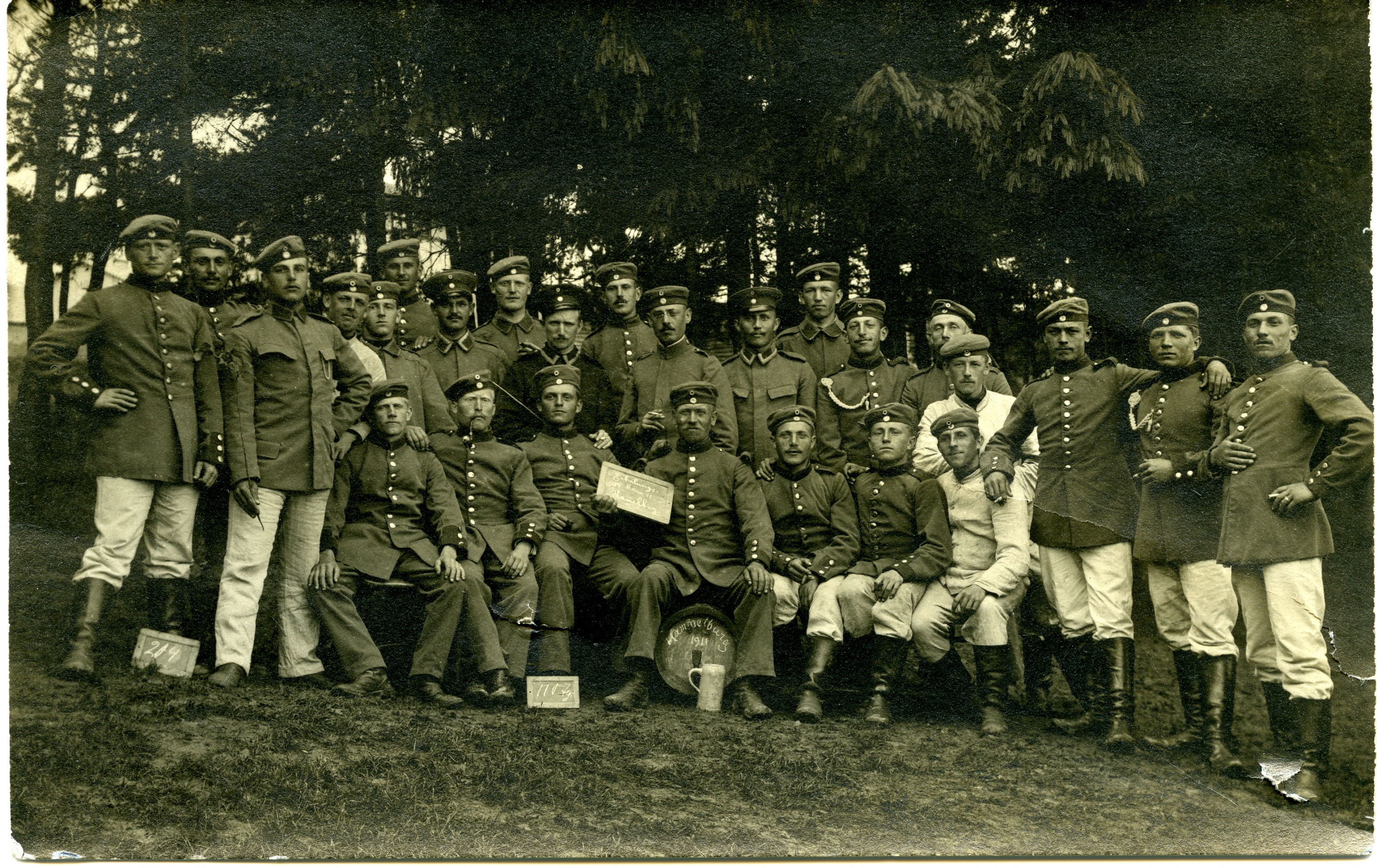 Fotopostkarte "Gruppenportrait unbekannte Soldaten - Hammelburg 1911" (Historisches Museum der Pfalz, Speyer CC BY)