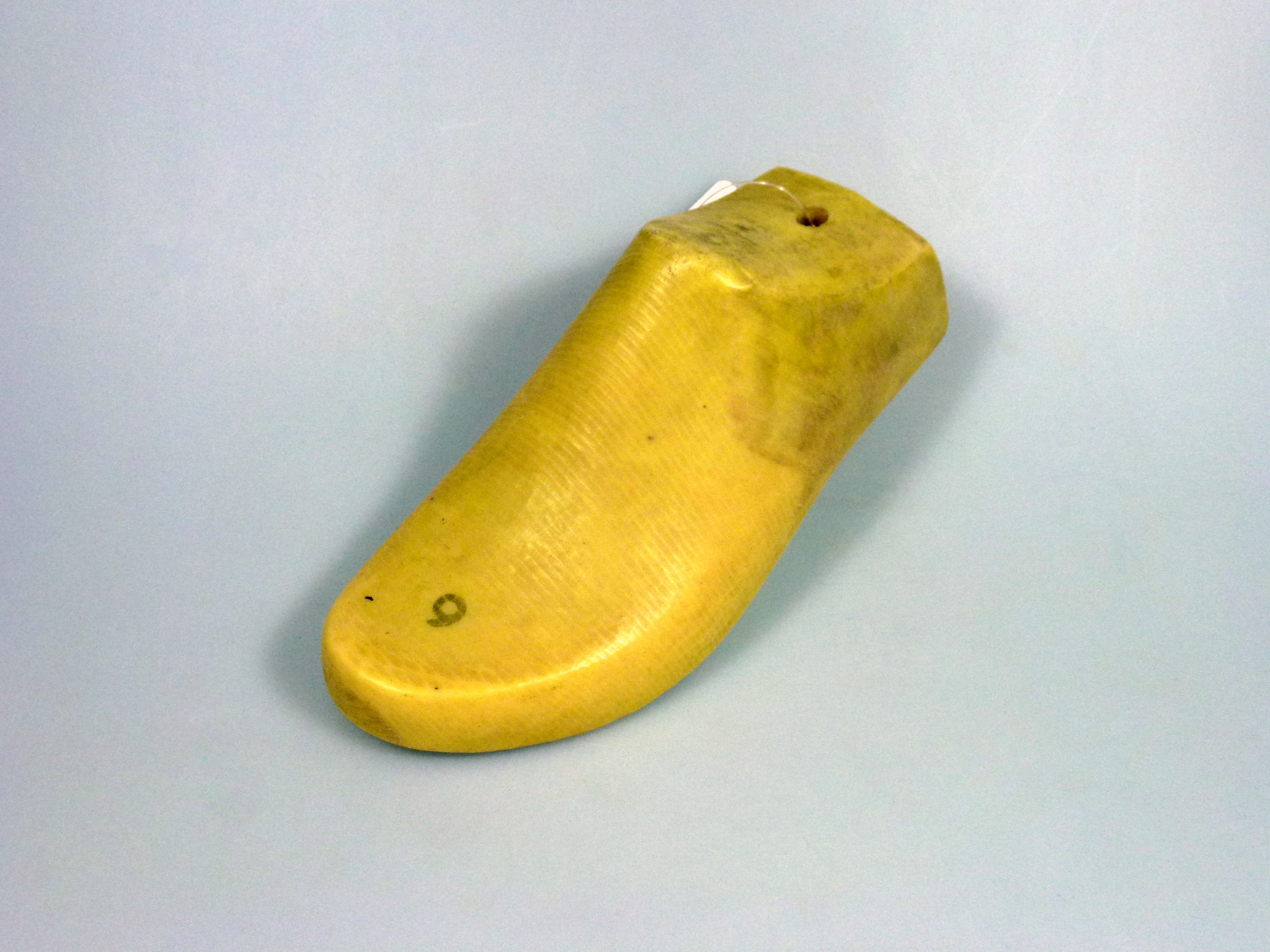 Schuhleisten aus gelbem Kunststoff (Deutsches Schuhmuseum Hauenstein CC BY-NC-SA)