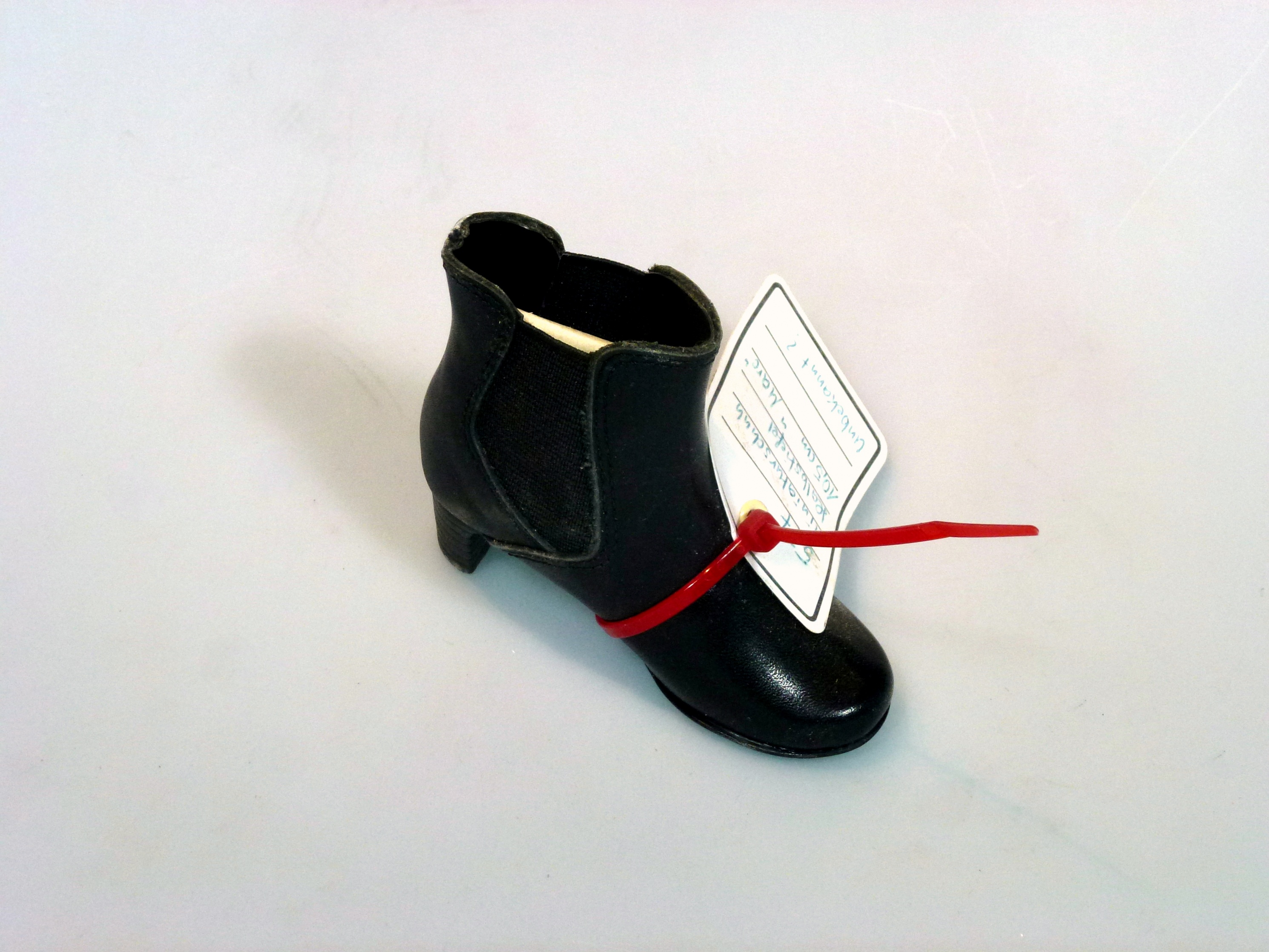 Miniatur Damen-Halbstiefel aus Leder (Deutsches Schuhmuseum Hauenstein CC BY-NC-SA)