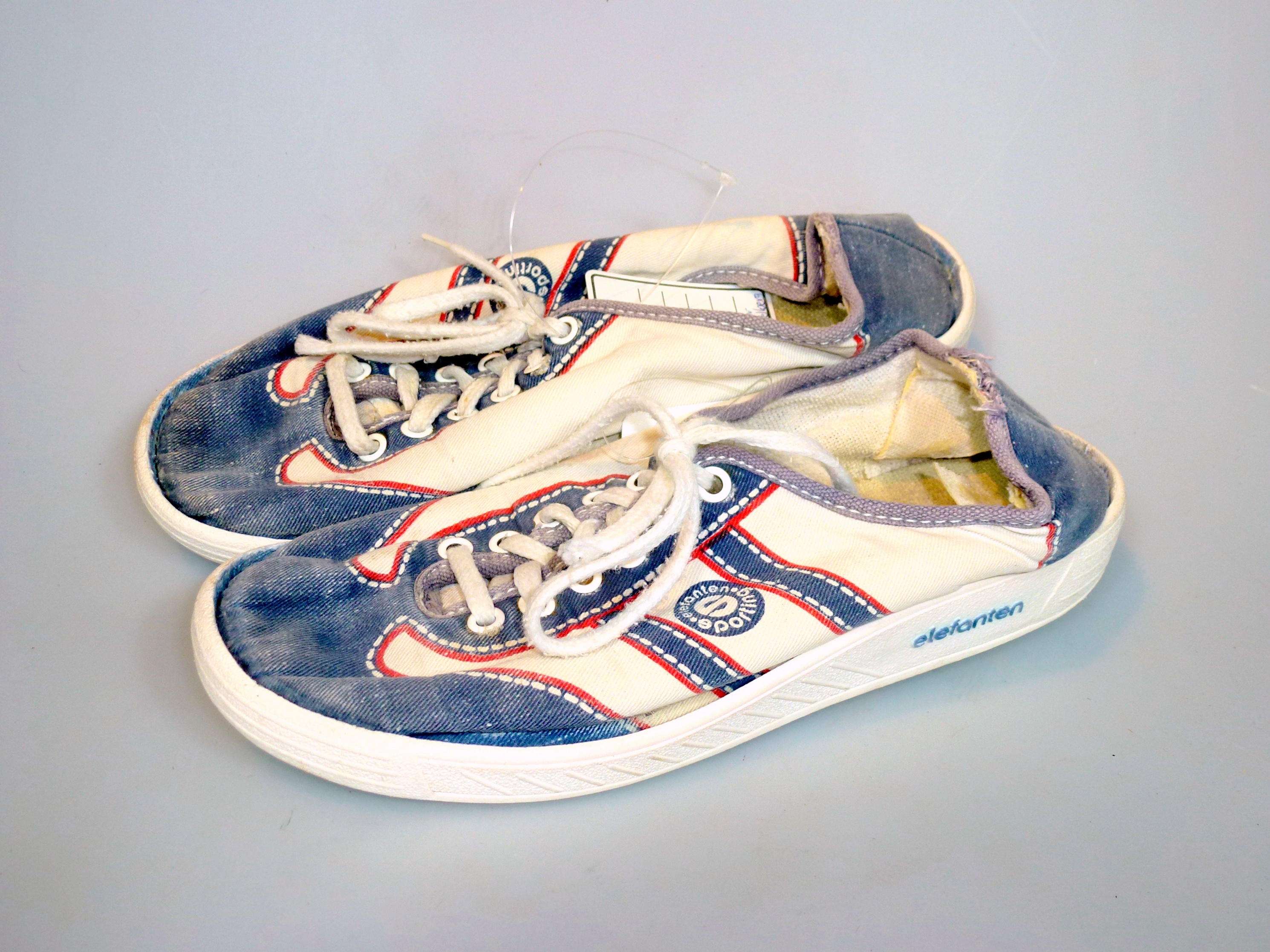 Turnschuhe (Sneaker) aus gemustertem Stoff (Deutsches Schuhmuseum Hauenstein CC BY-NC-SA)