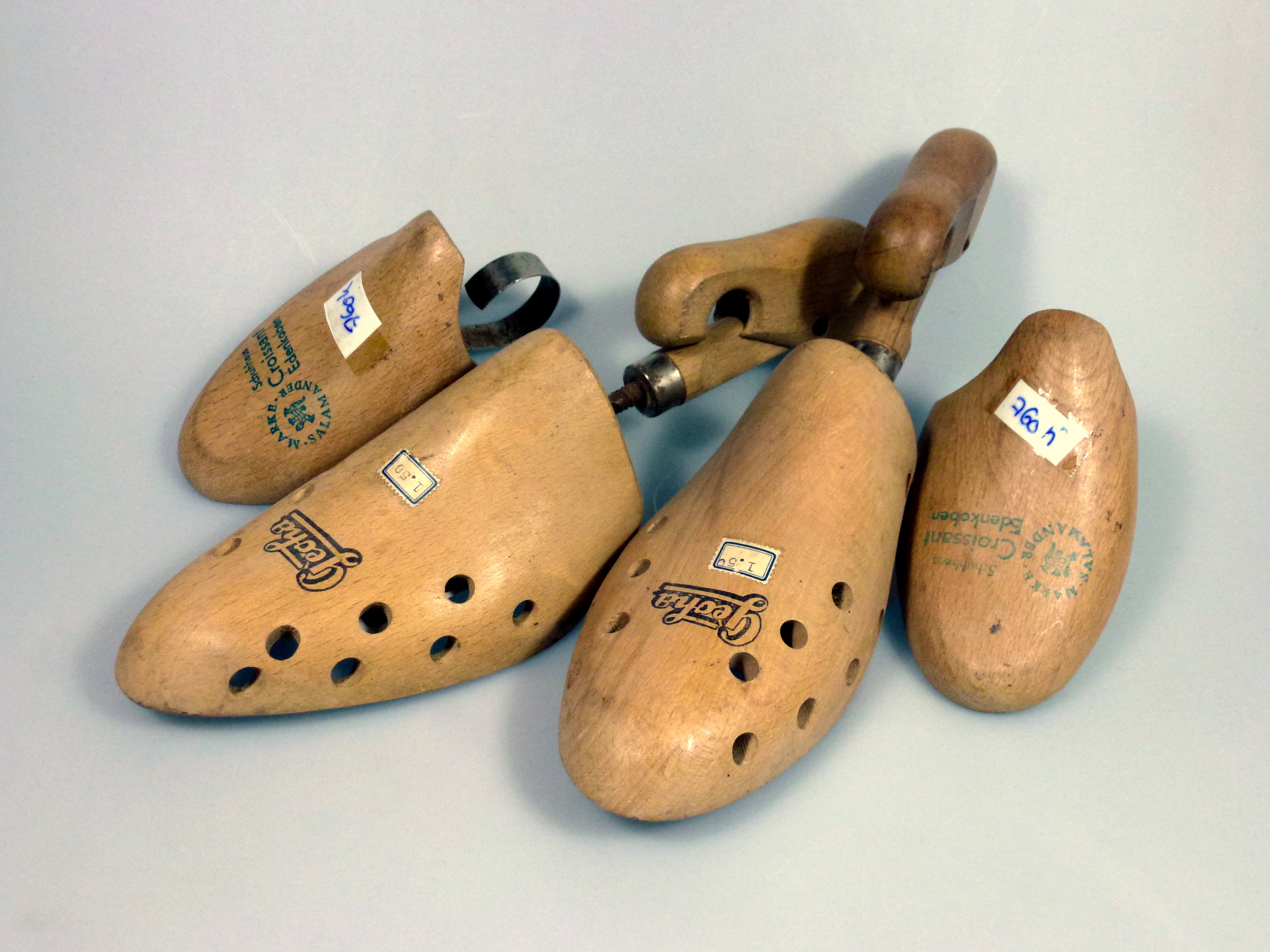 Vier Schuhspanner aus Holz (Deutsches Schuhmuseum Hauenstein CC BY-NC-SA)
