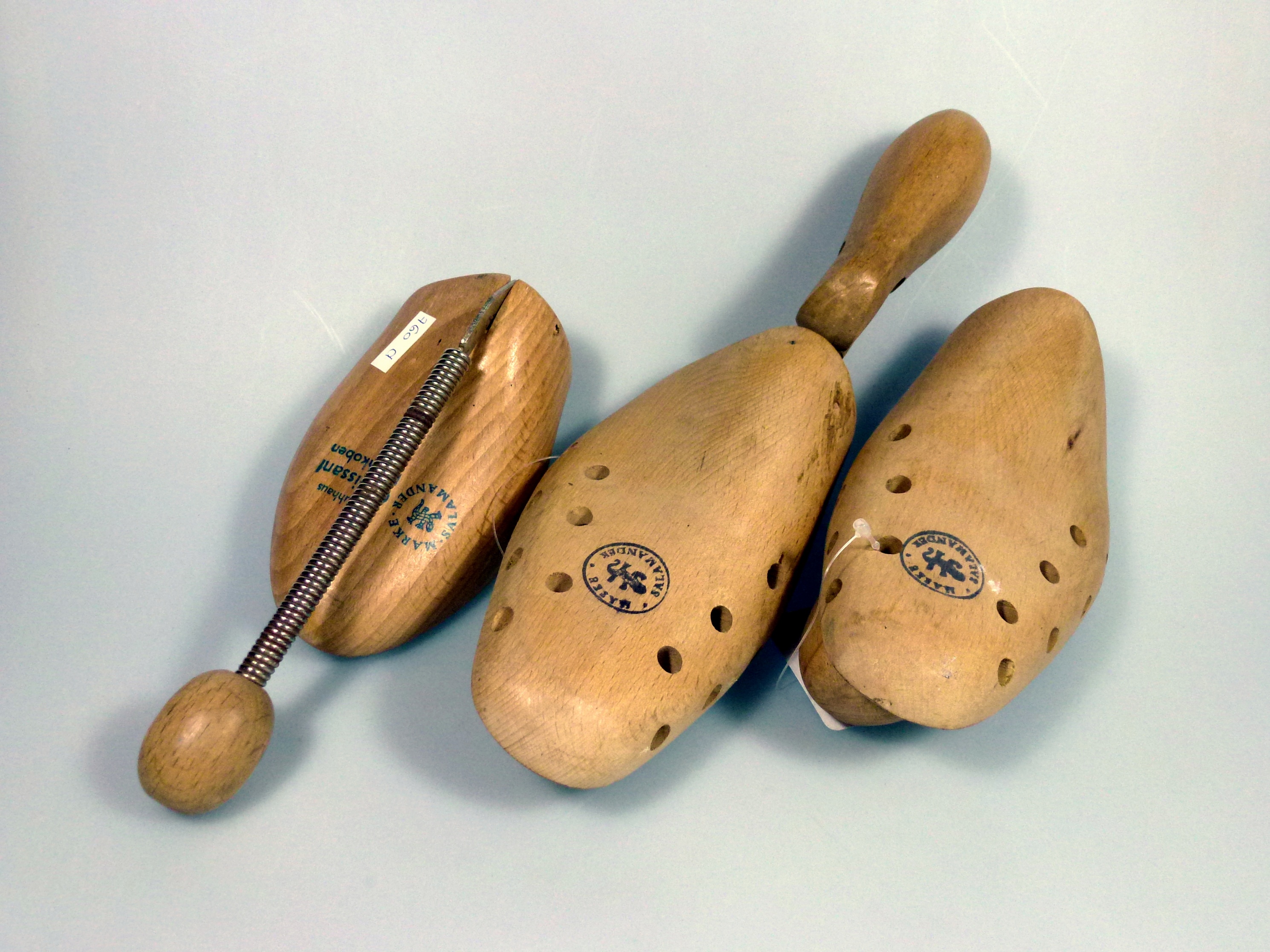 Drei Schuhspanner aus Holz (Deutsches Schuhmuseum Hauenstein CC BY-NC-SA)