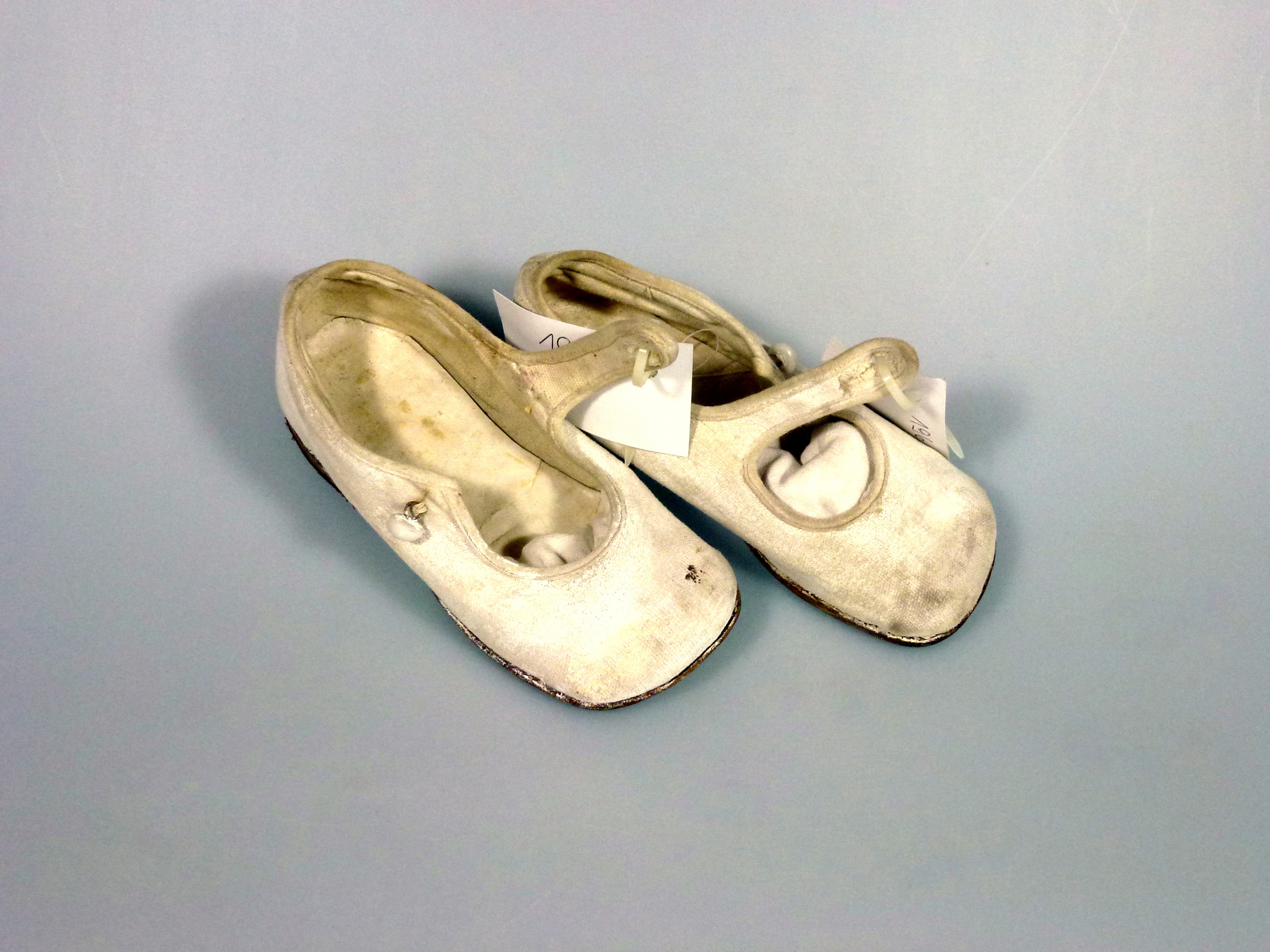 Weiße Kinder-Ohrenschuhe aus Stoff (Deutsches Schuhmuseum Hauenstein CC BY-NC-SA)