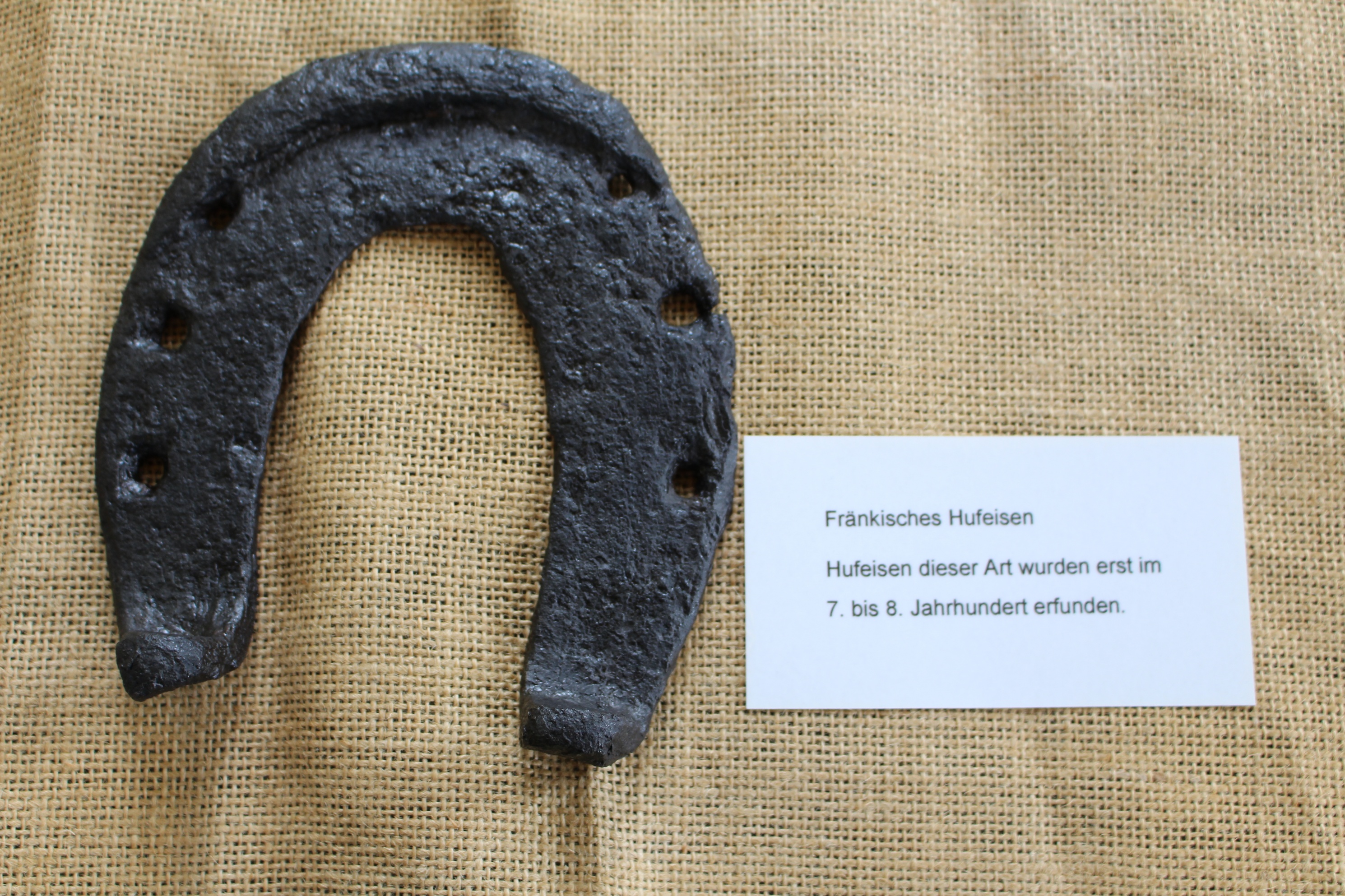Hufeisen mit offenen Nagellöchern (Heimatmuseum Schloss Sinzig CC BY-NC-SA)