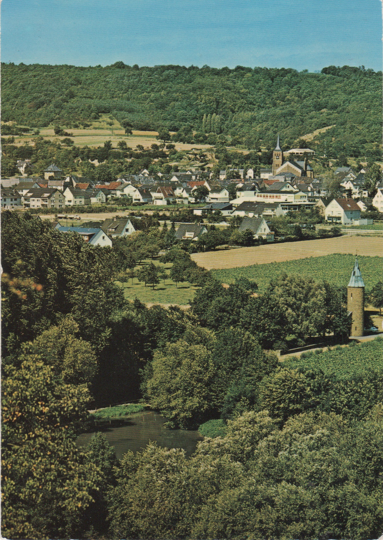 Blick vom Mühlenberg über den Ehrenfriedhof zur Dorfmitte Bad Bodendorf (Frank Cornely, Sinzig CC BY-NC-SA)