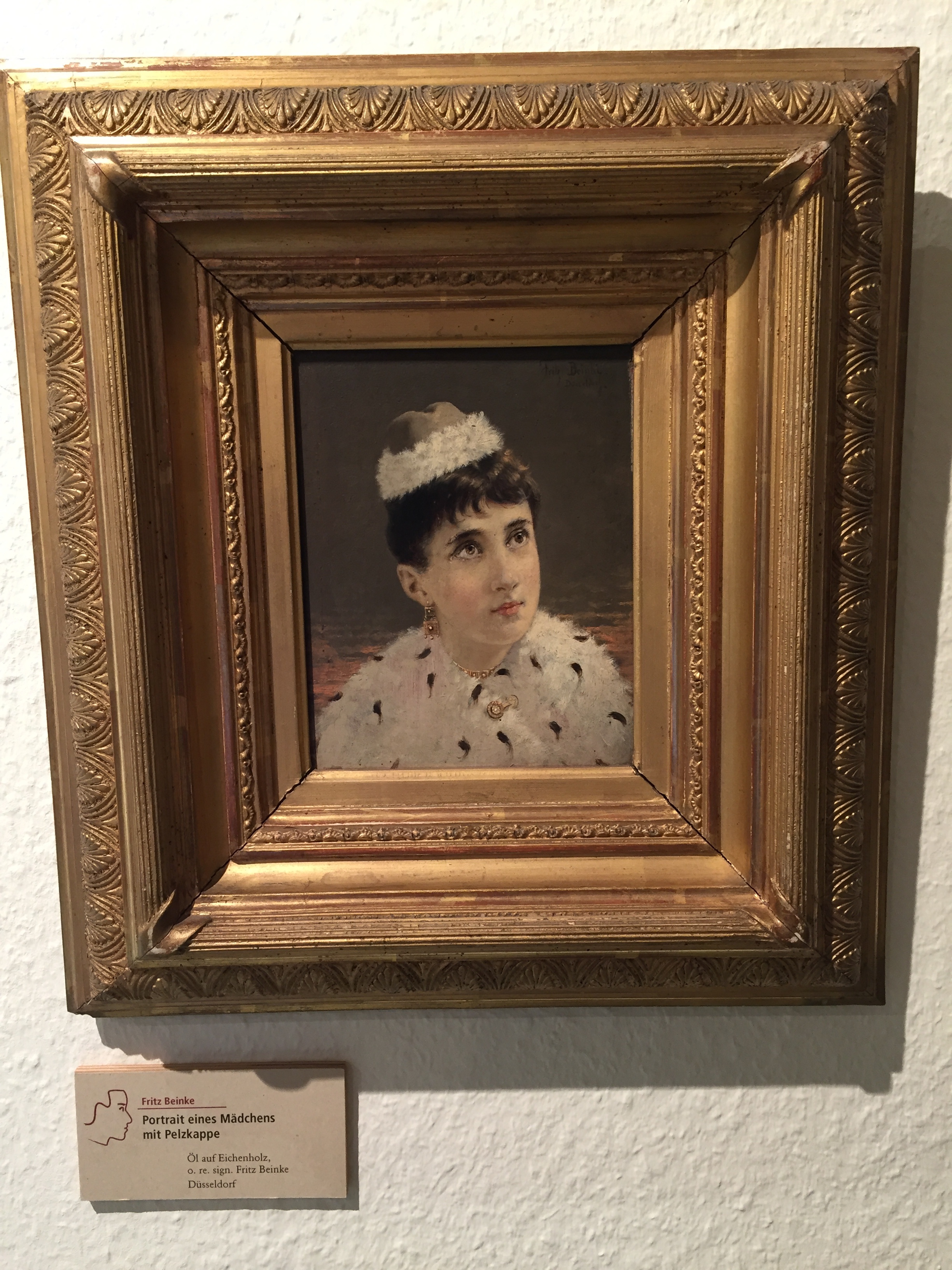 Fritz Beinke: Porträt einer jungen Frau mit Pelzkappe (Heimatmuseum Schloss Sinzig CC BY-NC-SA)