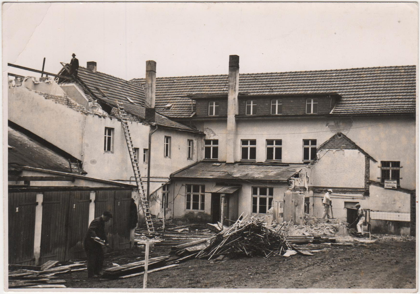 Foto Umbau Haus Elisabeth; hier Abriß Dachstuhl (Achim Sonnenberg CC BY-NC-SA)