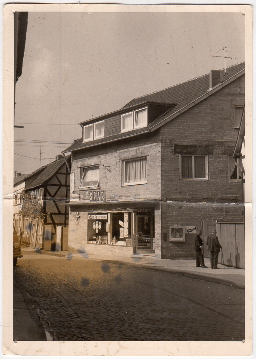 Foto eines neuerstellten Wohn- und Geschäftshauses in der Hauptstraße 80 (Heimatmuseum und -Archiv Bad Bodendorf CC BY-NC-SA)
