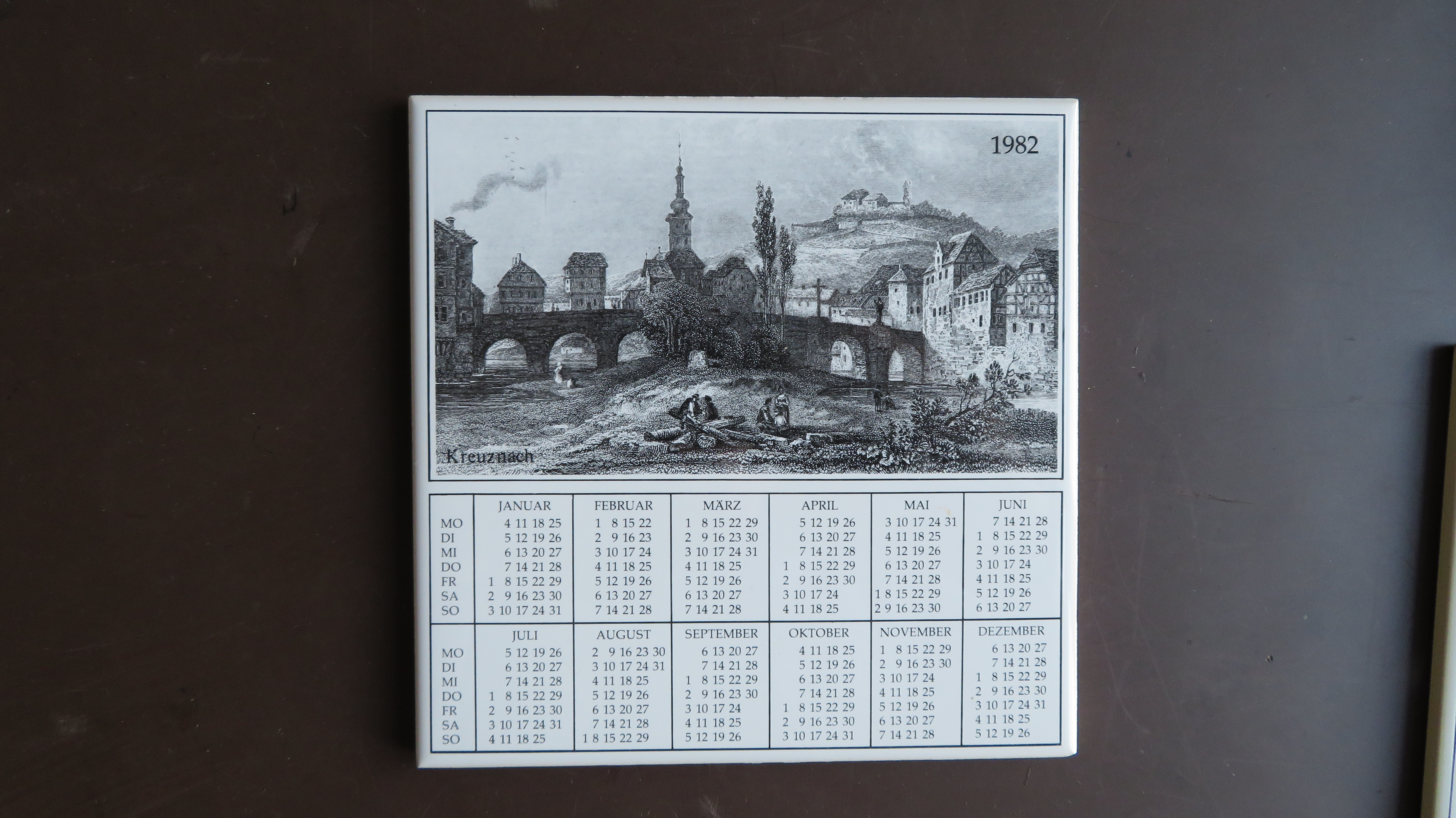 Kalenderfliese 1982 (Heimatmuseum Schloss Sinzig CC BY-NC-SA)