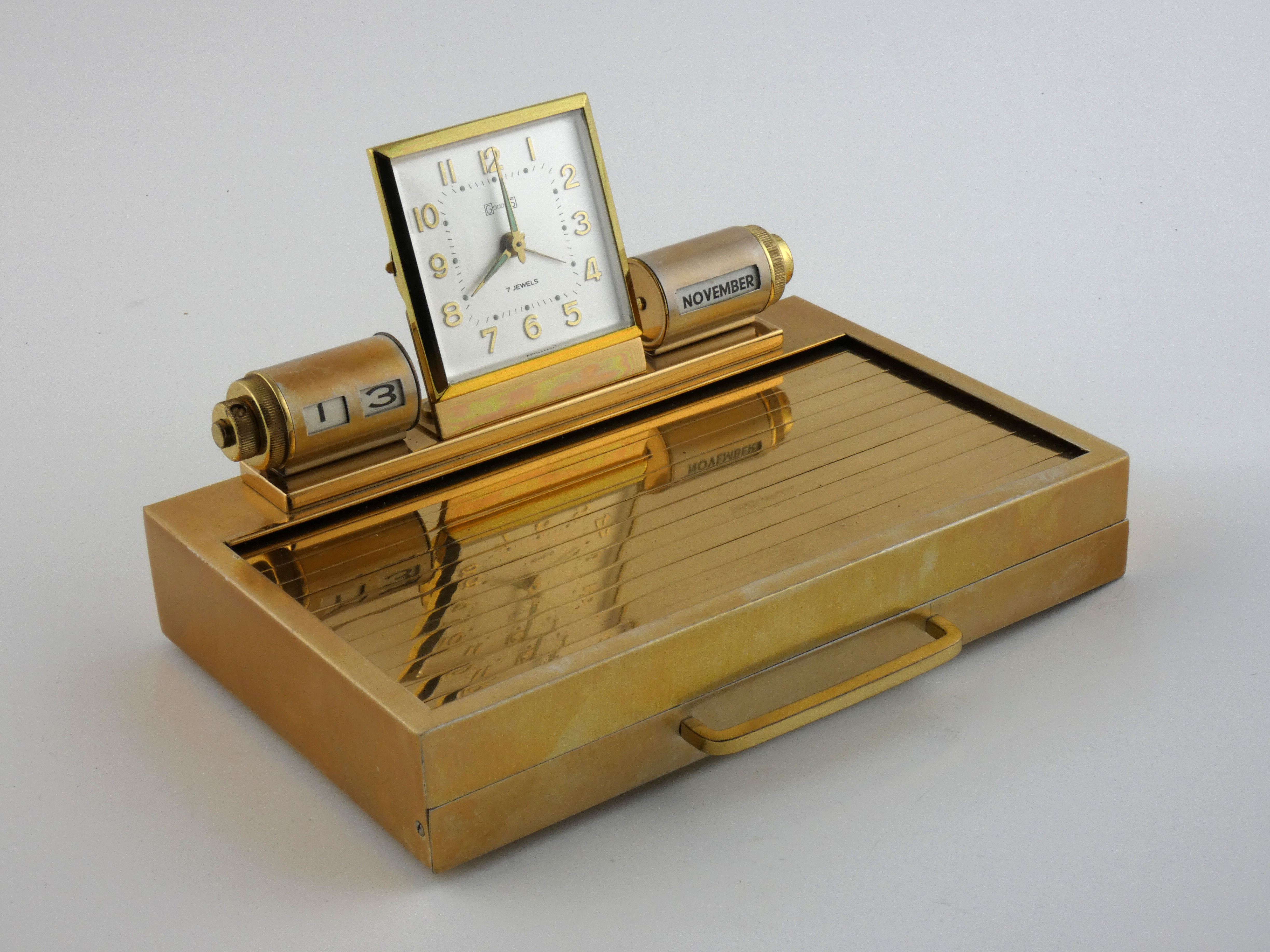 Zigarettenbox als Schublade mit Rollo mit Uhr und Kalenderrollen (Industriedenkmal Jakob Bengel CC BY-NC-SA)