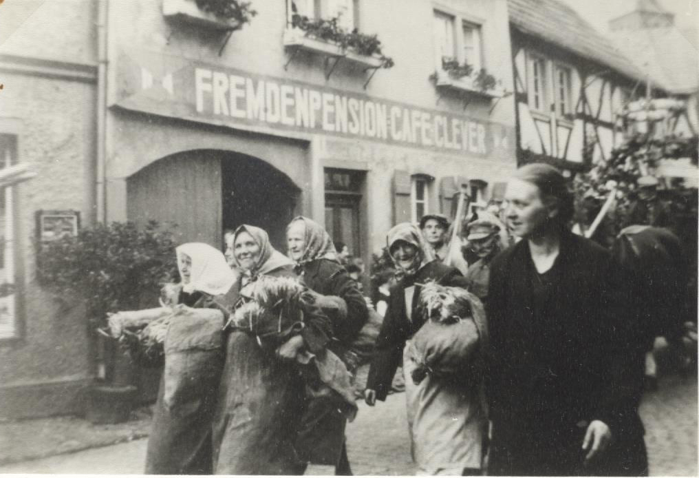 Fußgruppe beim Weinfestumzug 1934 (Heimatmuseum und -Archiv Bad Bodendorf CC BY-NC-SA)