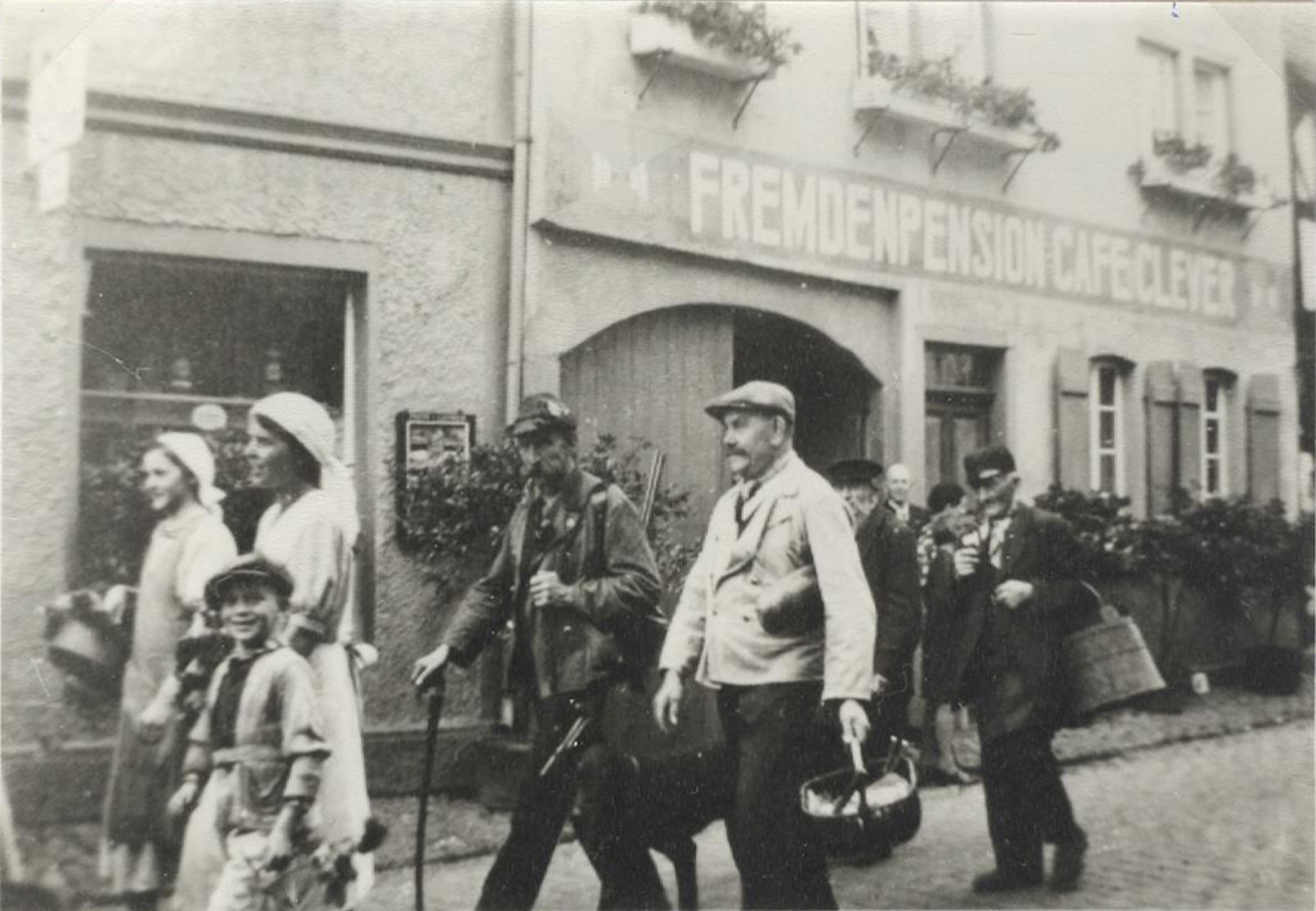 Fußgruppe beim Weinfestumzug 1934 (Heimatmuseum und -Archiv Bad Bodendorf CC BY-NC-SA)