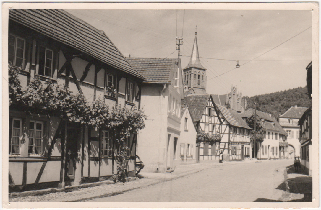 Blick in Hauptstraße von Dorfmitte zur Kirche (Heimatmuseum und -Archiv Bad Bodendorf CC BY-NC-SA)