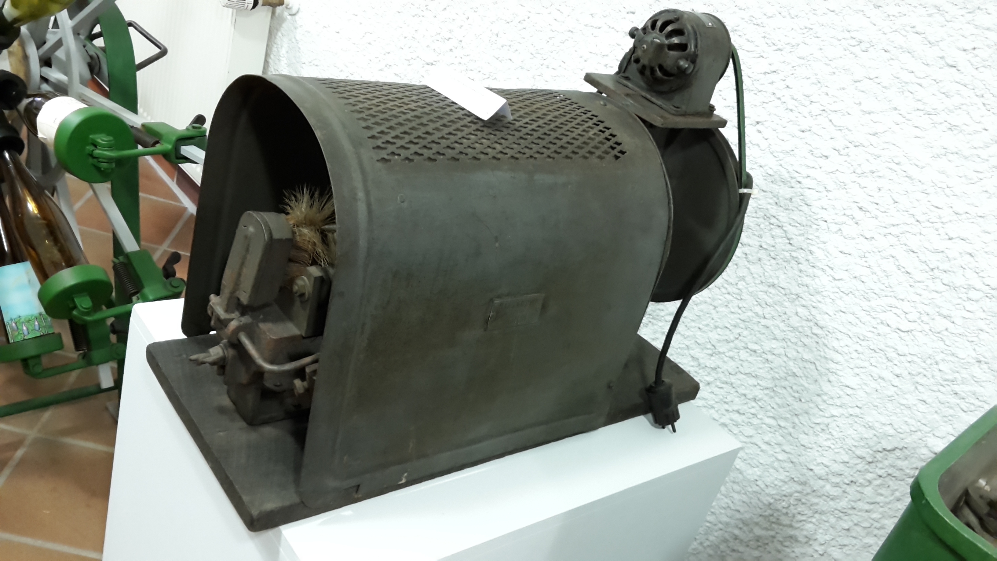Flaschenspülmaschine (Weindorf-Museum Horrweiler CC BY-NC-SA)