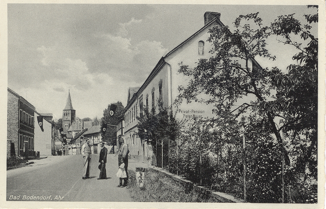 Blick in Hauptstraße mit Kirche im Hintergrund (Heimatmuseum und -Archiv Bad Bodendorf CC BY-NC-SA)