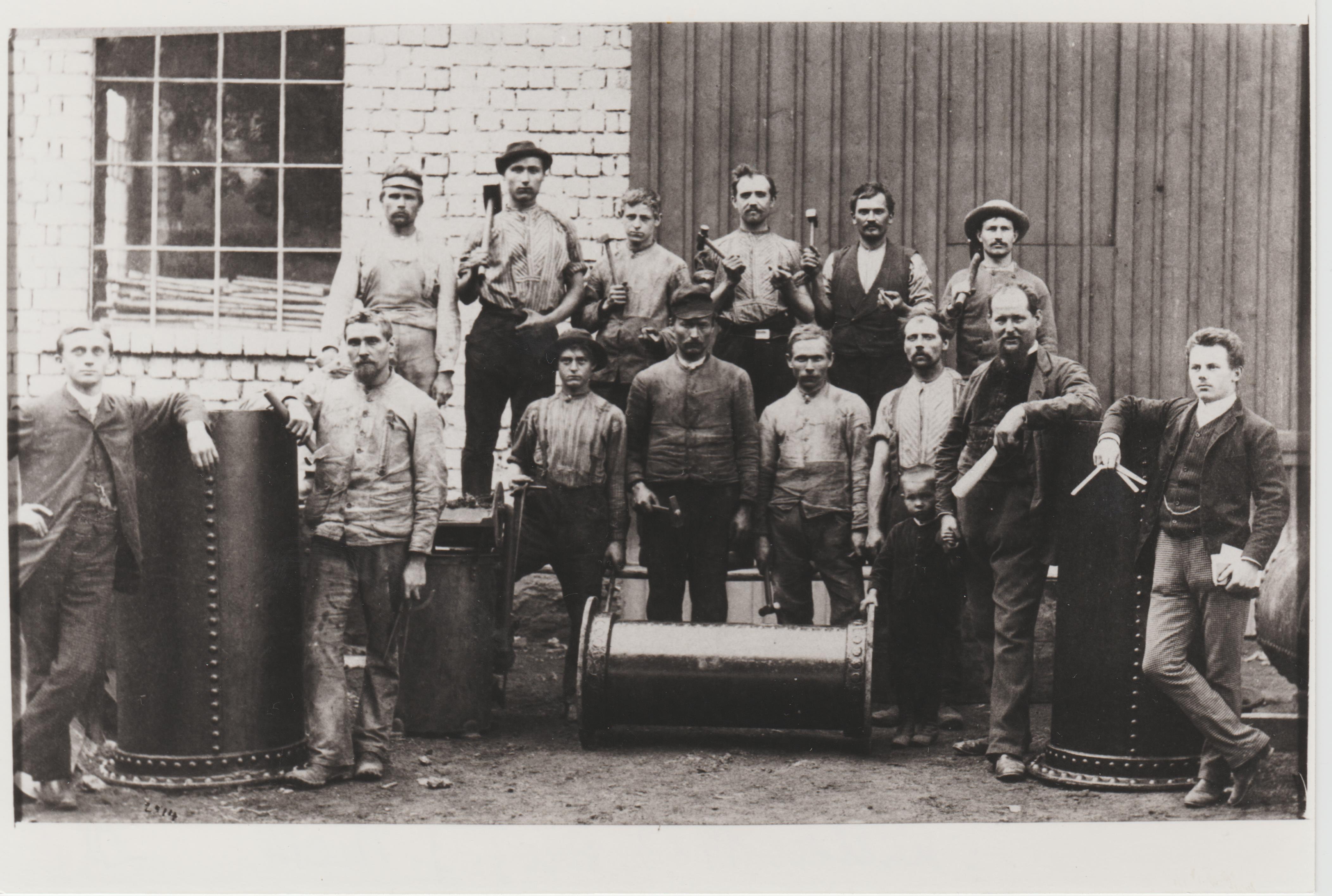 Arbeitergruppe der Kessel -und Apparatebau-Werkstatt von Joh. Reuber im Jahre 1894 (REM CC BY-NC-SA)