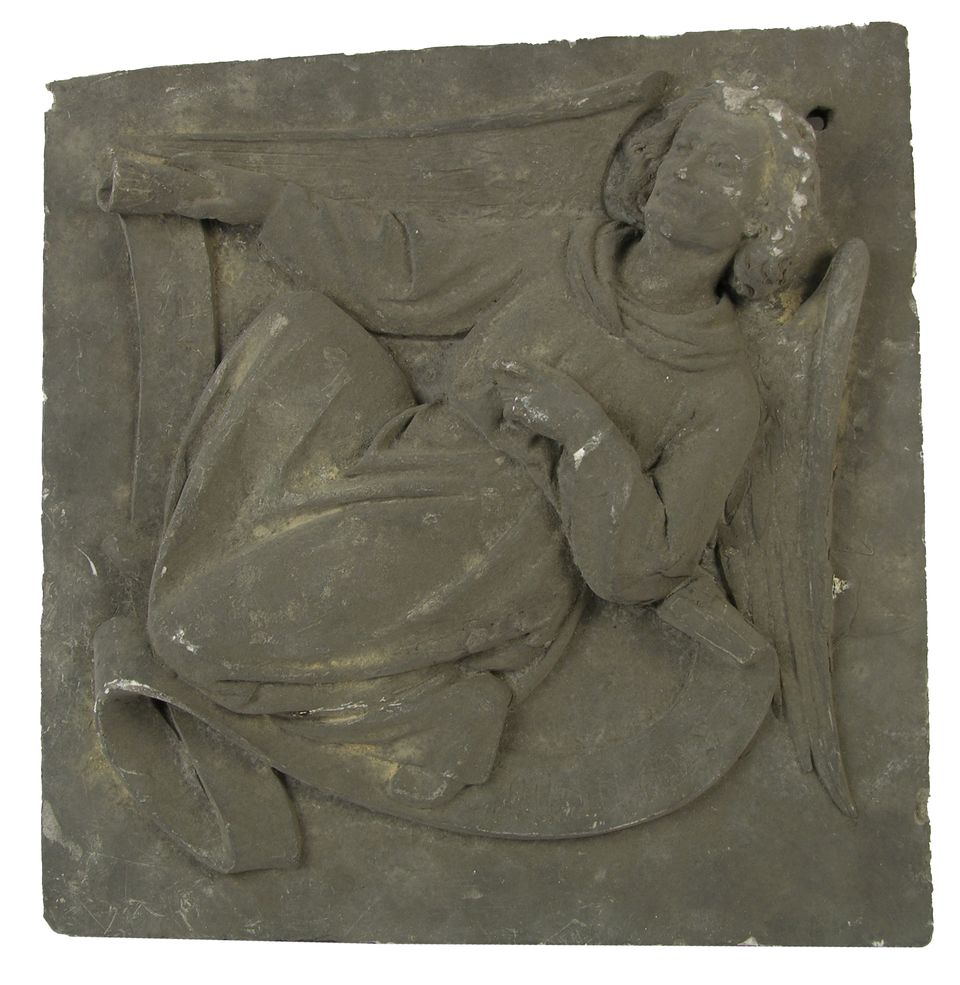 Matthäus als Engel mit Spruchband auf einer trapezförmigen Platte (Historisches Museum der Pfalz, Speyer CC BY)