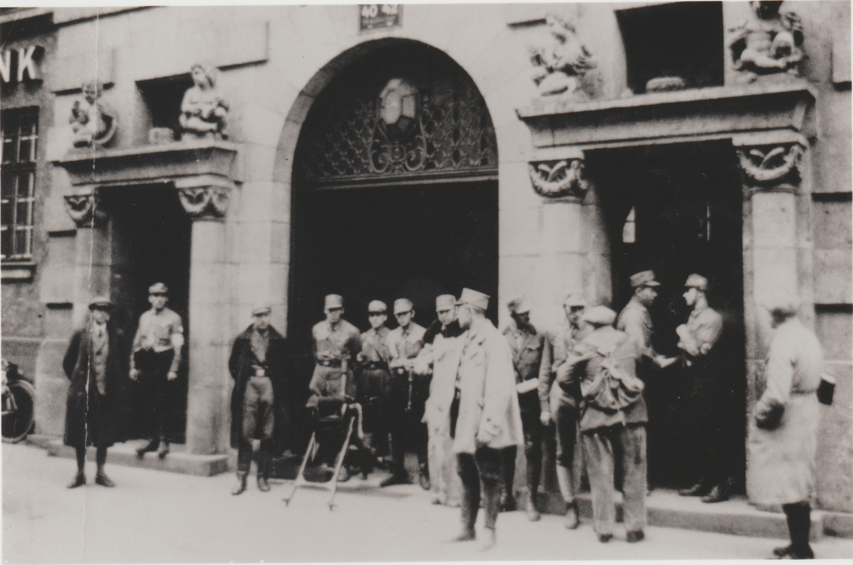 Postkarte des Deutschen Metallarbeiter-Verbandes, Besetzung des Münchner Gewerkschaftshauses durch die SA, 1933 (Zentralarchiv IG Metall. CC BY-NC-SA)