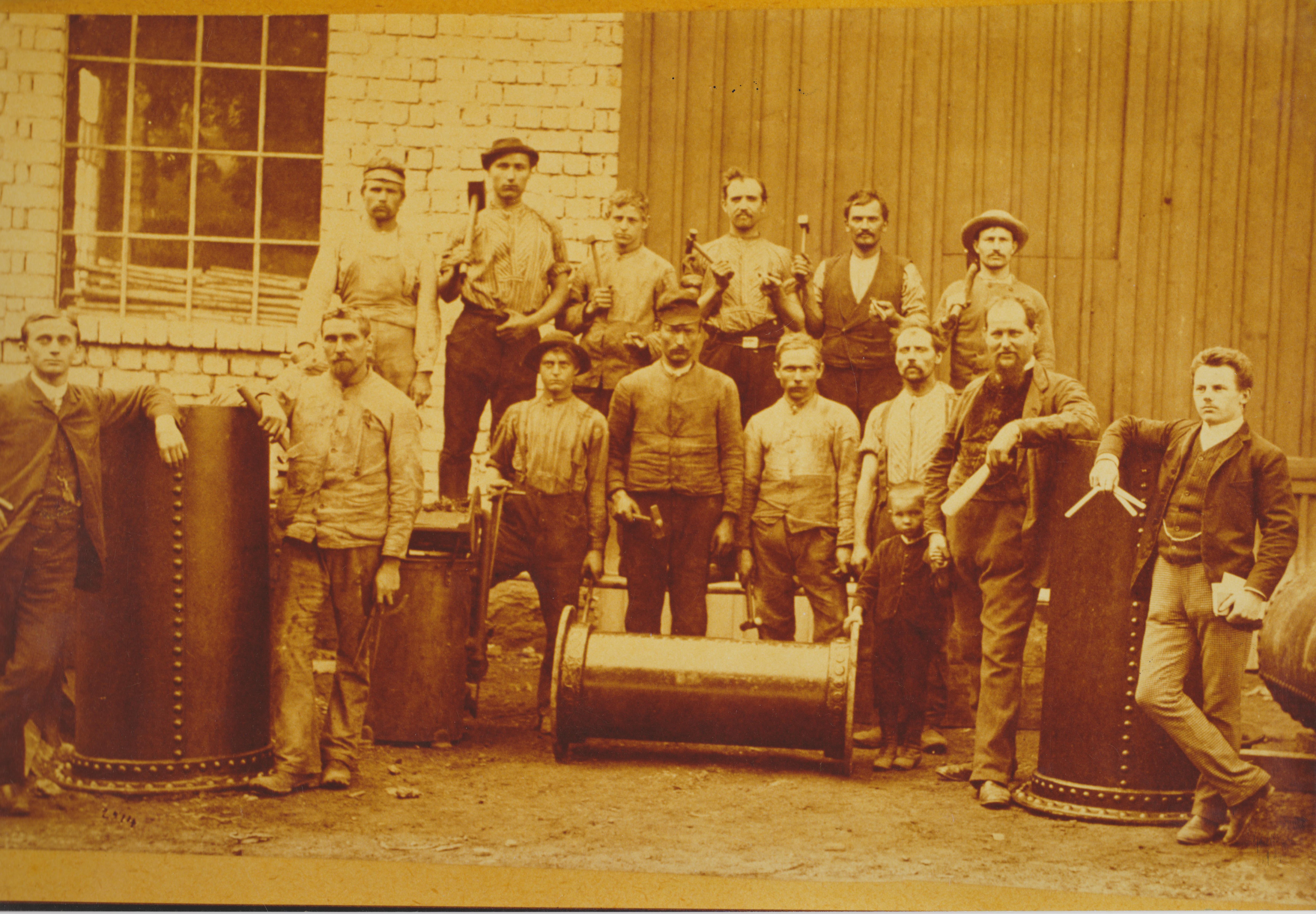 Firma "Feld & Hahn" Bendorf, Johann Reuber mit einer Arbeitergruppe 1884 (REM CC BY-NC-SA)