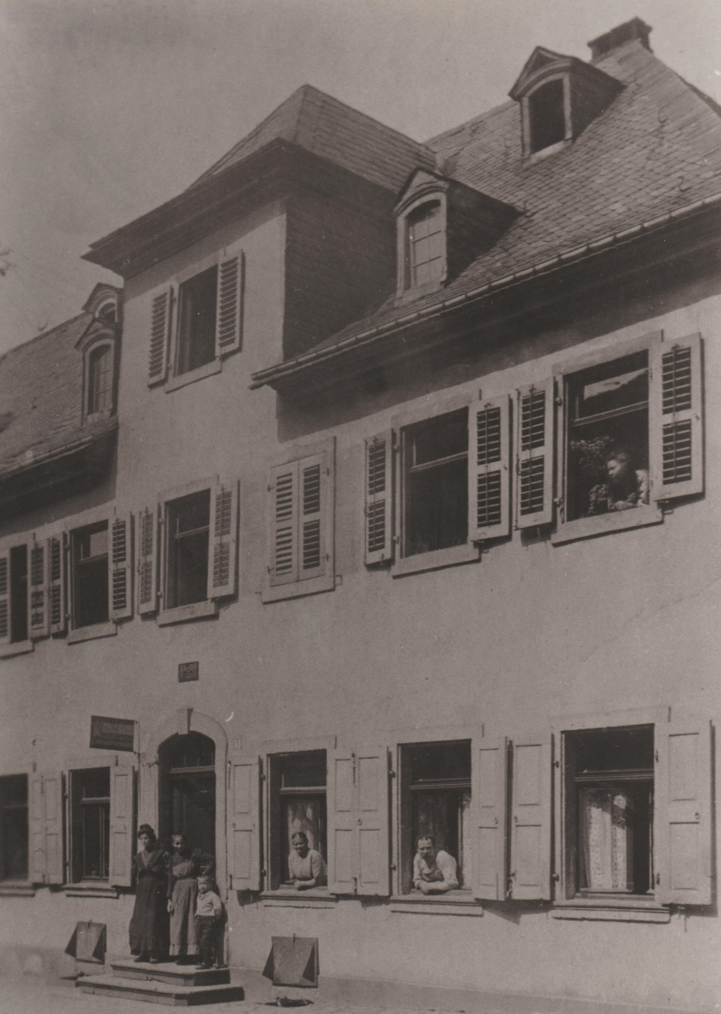 Bachstrasse in Bendorf um 1910, Schuhhaus Fries (REM CC BY-NC-SA)