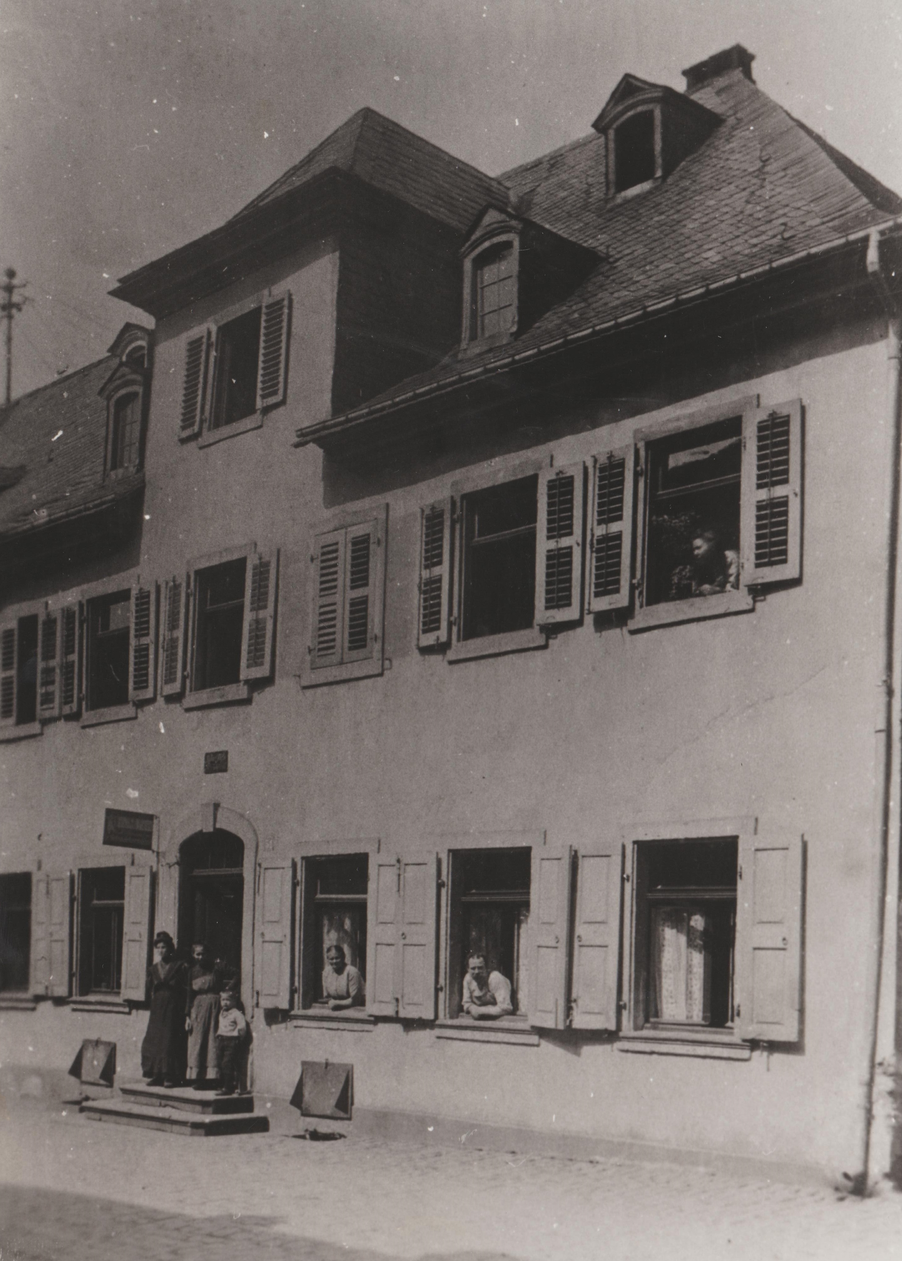 Obere Bachstrasse in Bendorf um 1910, Schuhhaus Fries (REM CC BY-NC-SA)