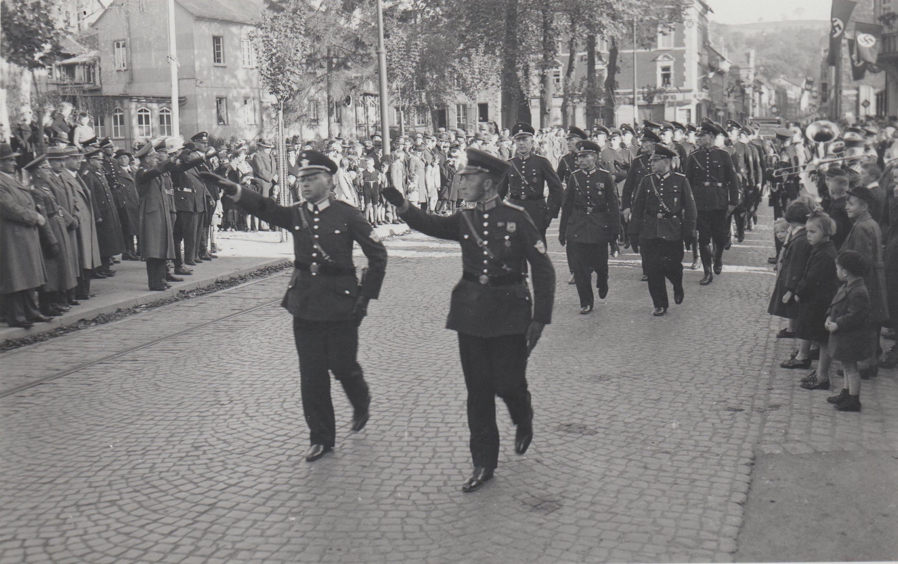 Vorbeimarsch am Denkmal in Bendorf, Mitte der 1930er Jahre (REM CC BY-NC-SA)