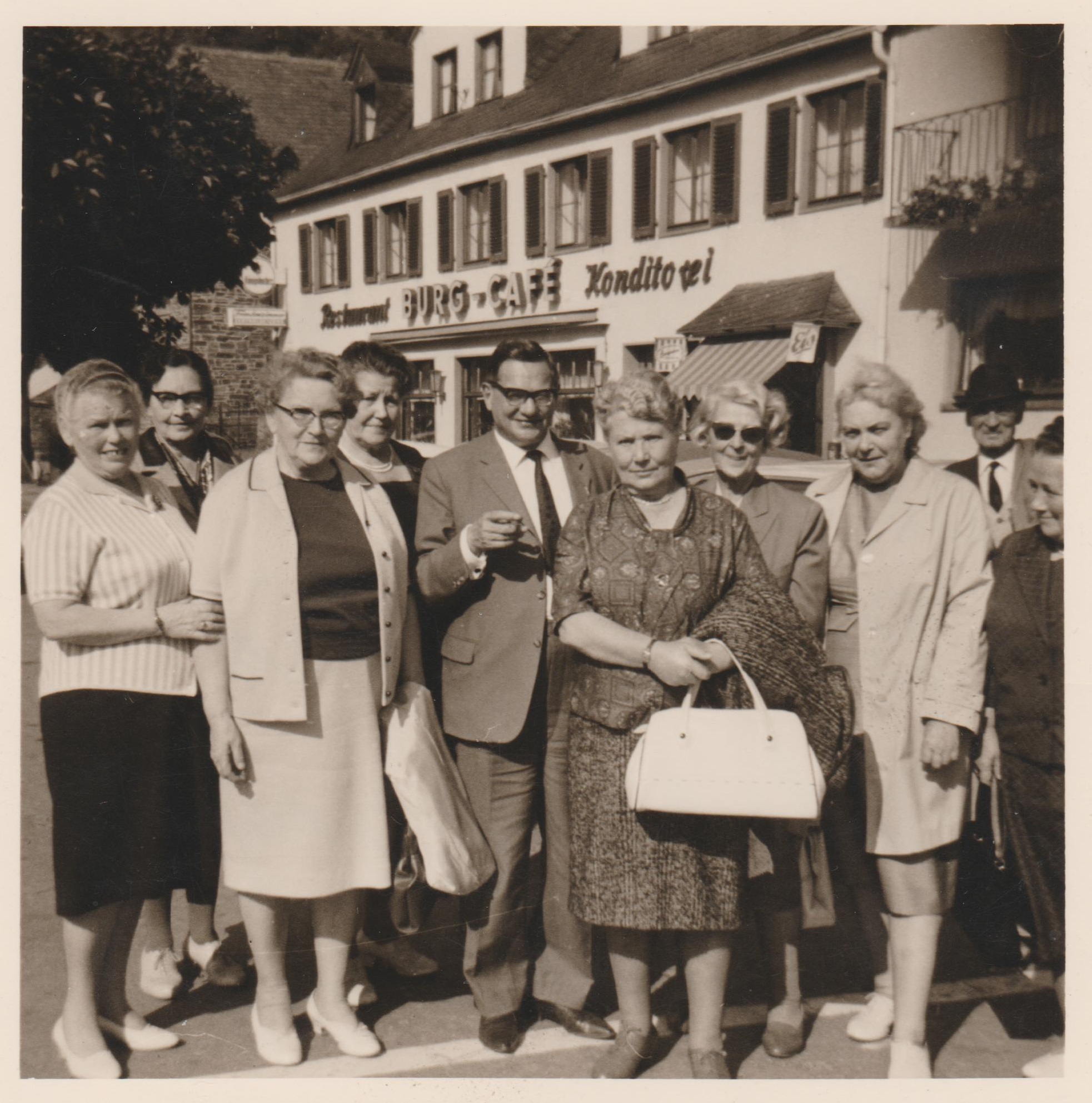 Bürgermeister der Stadt Bendorf Georg Bauer mit Jahrgangsmitgliedern 1965 (REM CC BY-NC-SA)