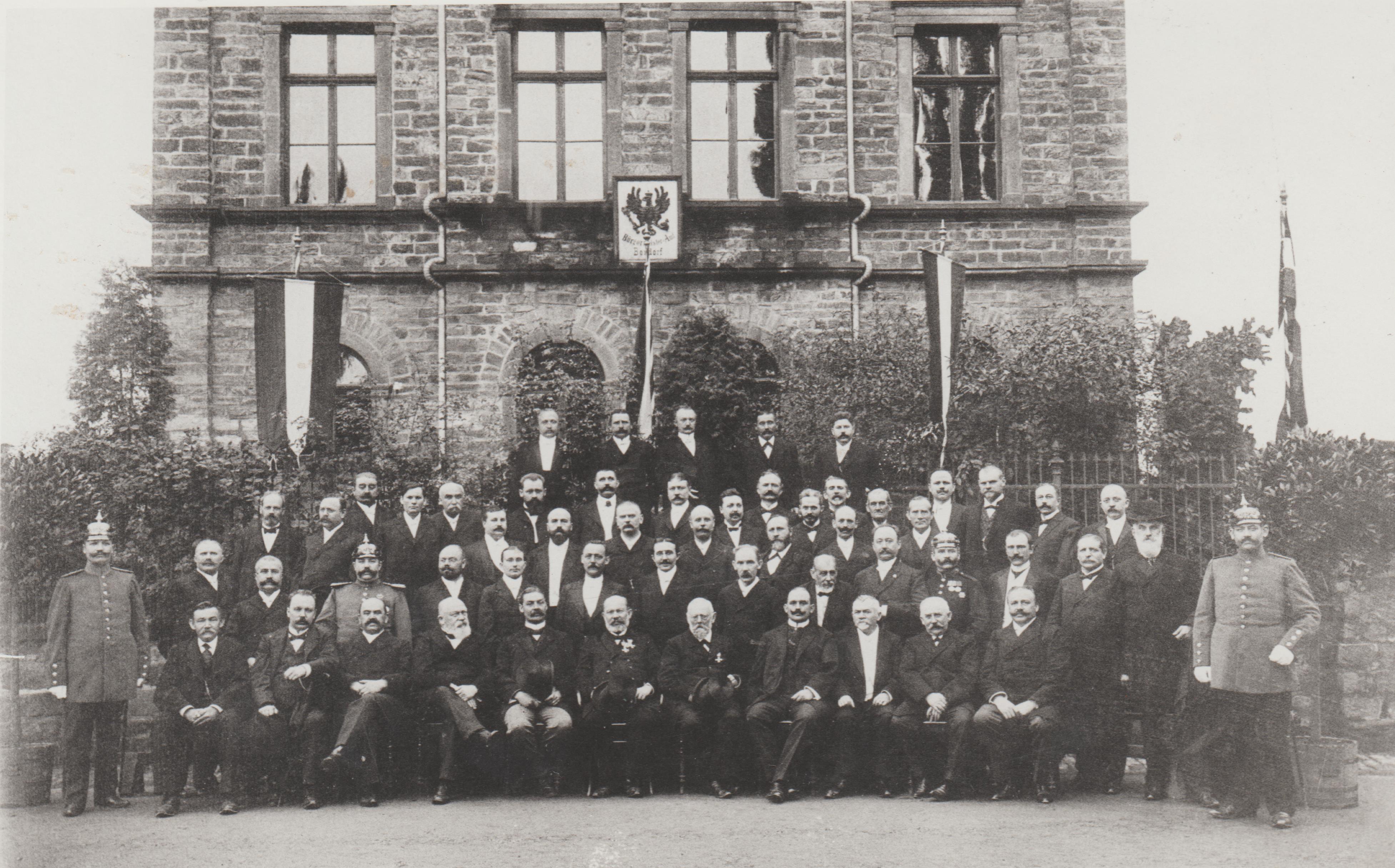 Eine Bendorfer Bürgergruppe vor dem Bürgermeisteramt im Jahre 1888 (REM CC BY-NC-SA)