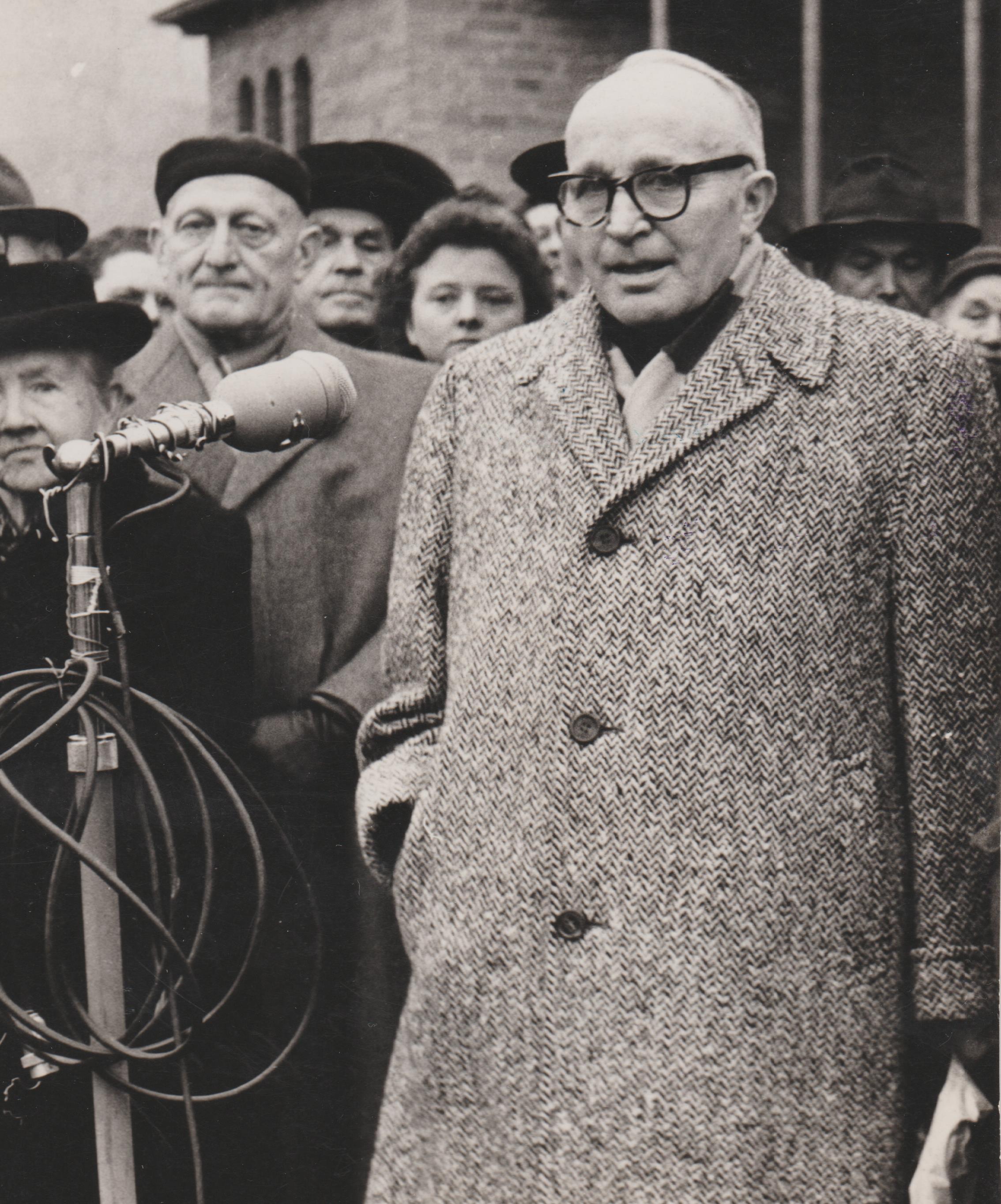 Feierliche Übergabe des Bendorfer Glockenspieles am 18.12.1958 mit dem Spender Jakob Kahn (REM CC BY-NC-SA)