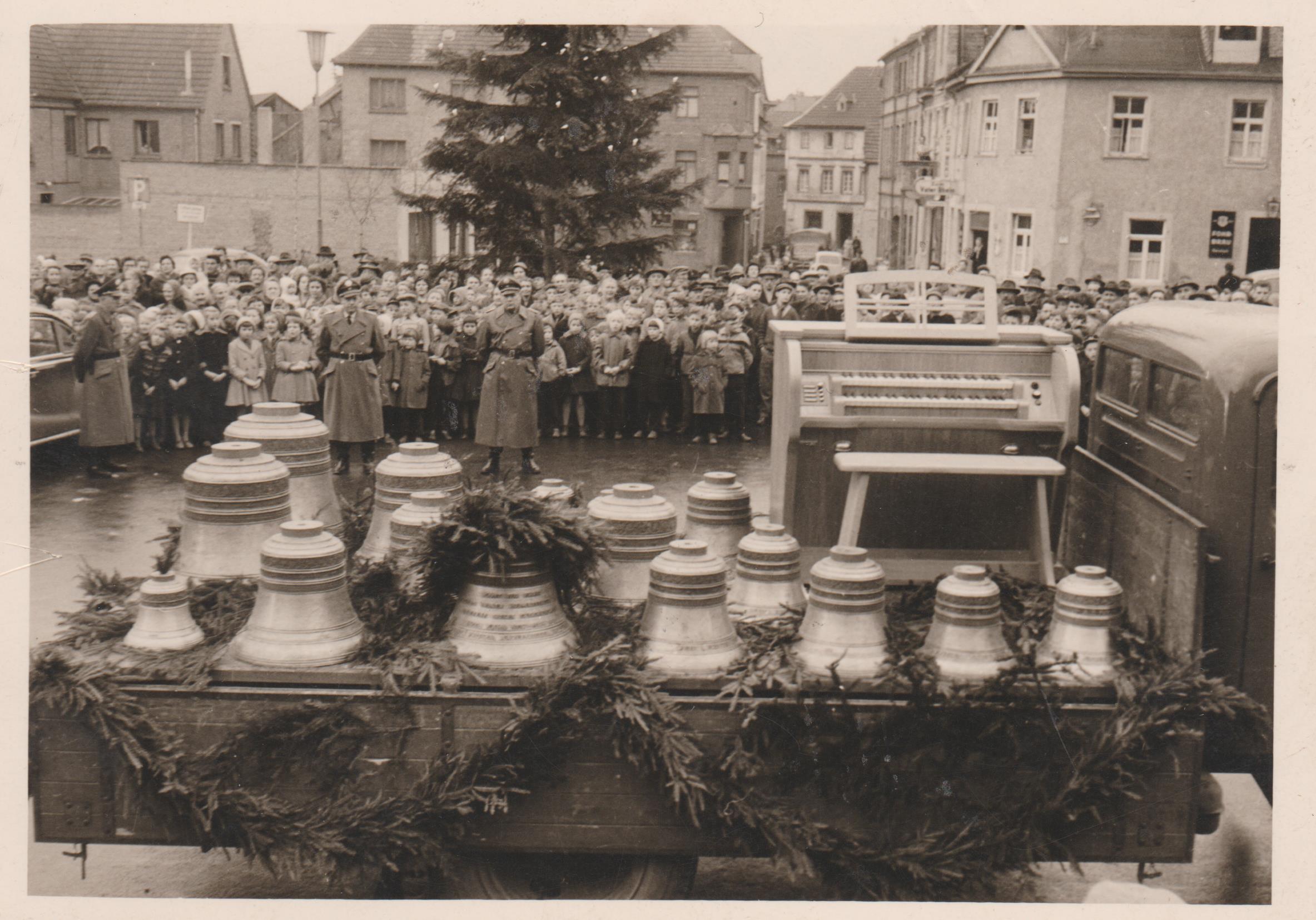Feierliche Übergabe des Bendorfer Glockenspieles am 18.12.1958 (REM CC BY-NC-SA)