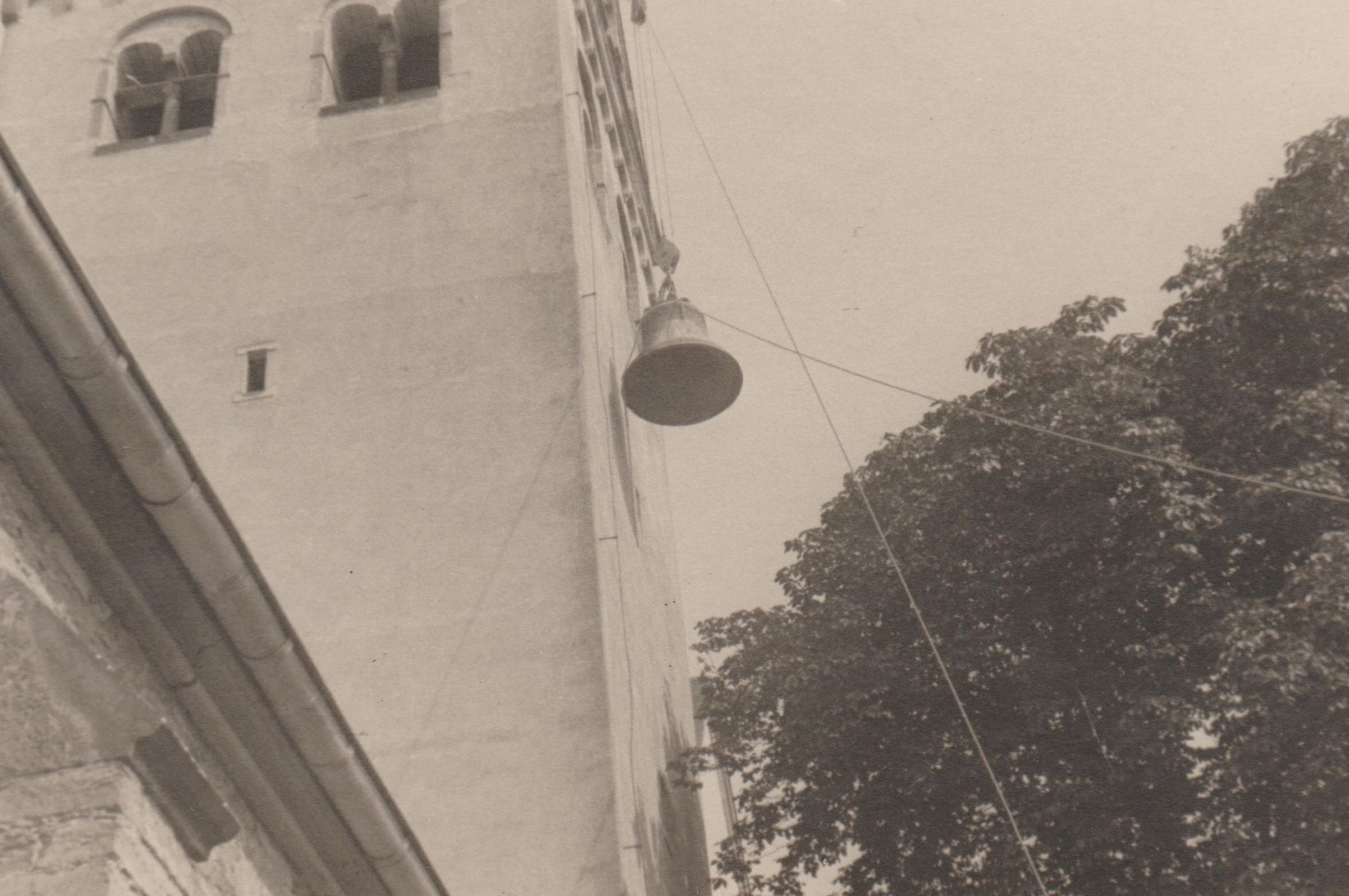 Glockenabnahme an der St. Medard Kirche im Jahre 1942 (REM CC BY-NC-SA)