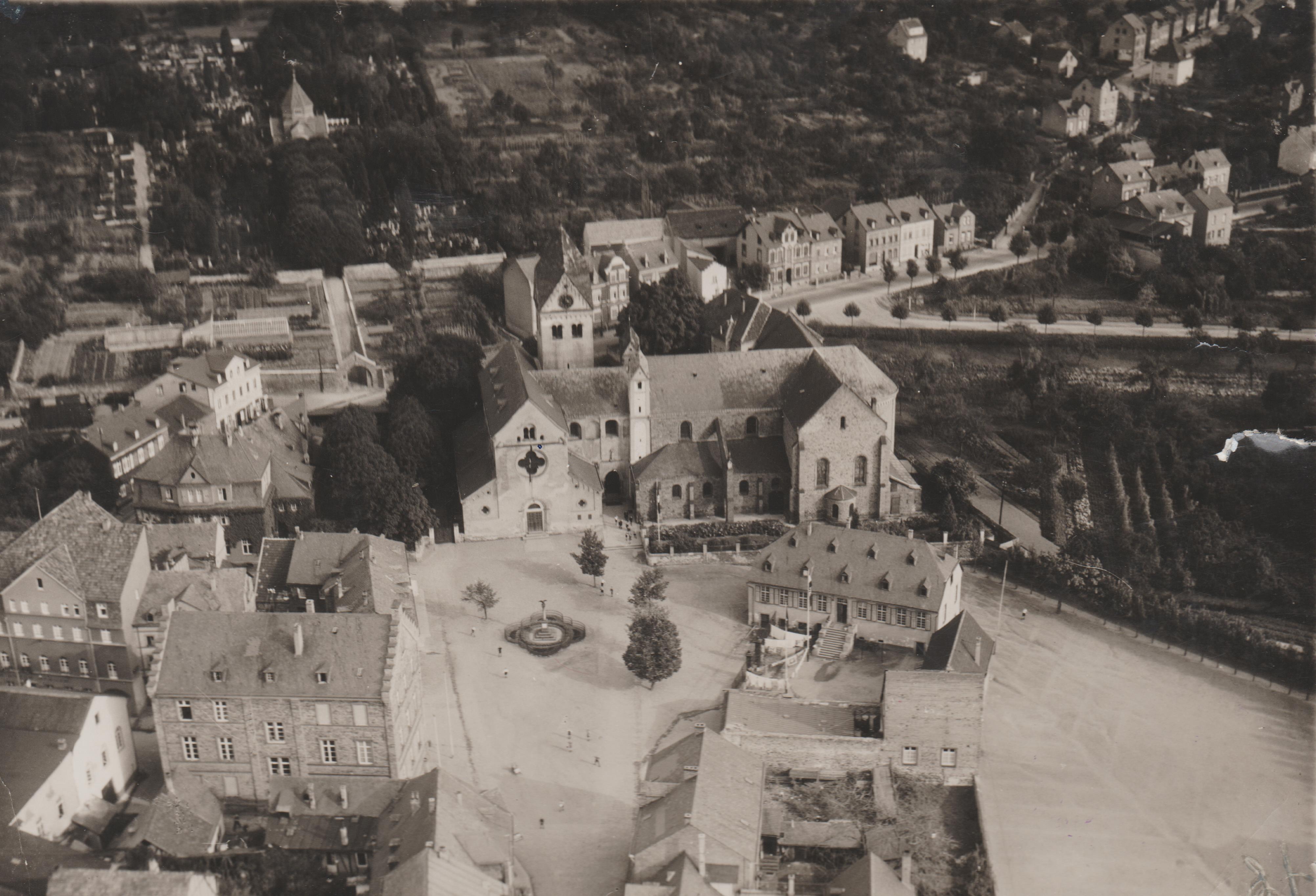 Luftaufnahme des Kirchplatzes mit den Kirchen St. Medard in Bendorf 1938 (REM CC BY-NC-SA)