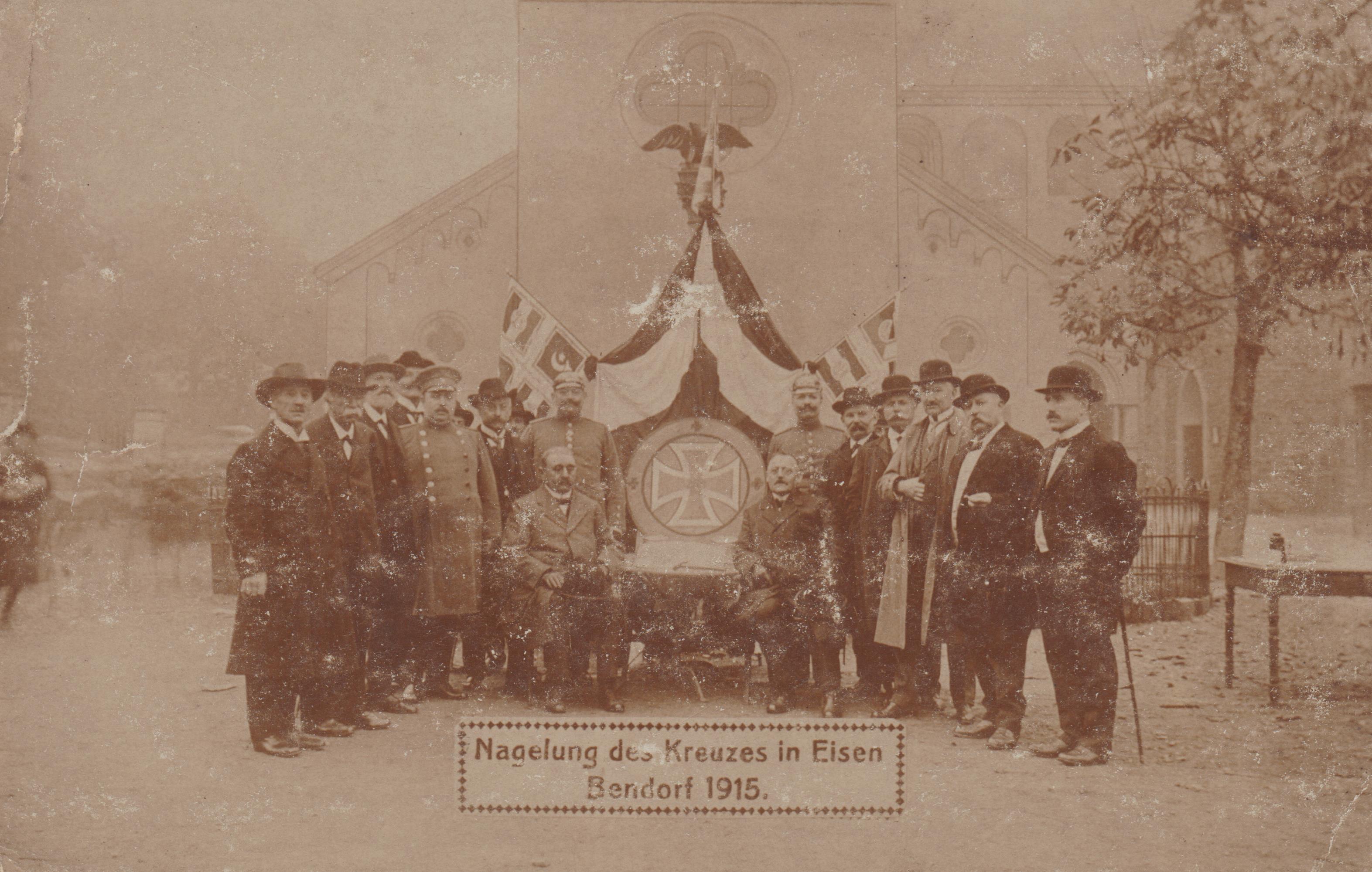 Nagelung des Kreuzes in Eisen, Bendorf 1915 (Stiftung Sayner Hütte, Rheinisches Eisenkunstguss-Museum CC BY-NC-SA)