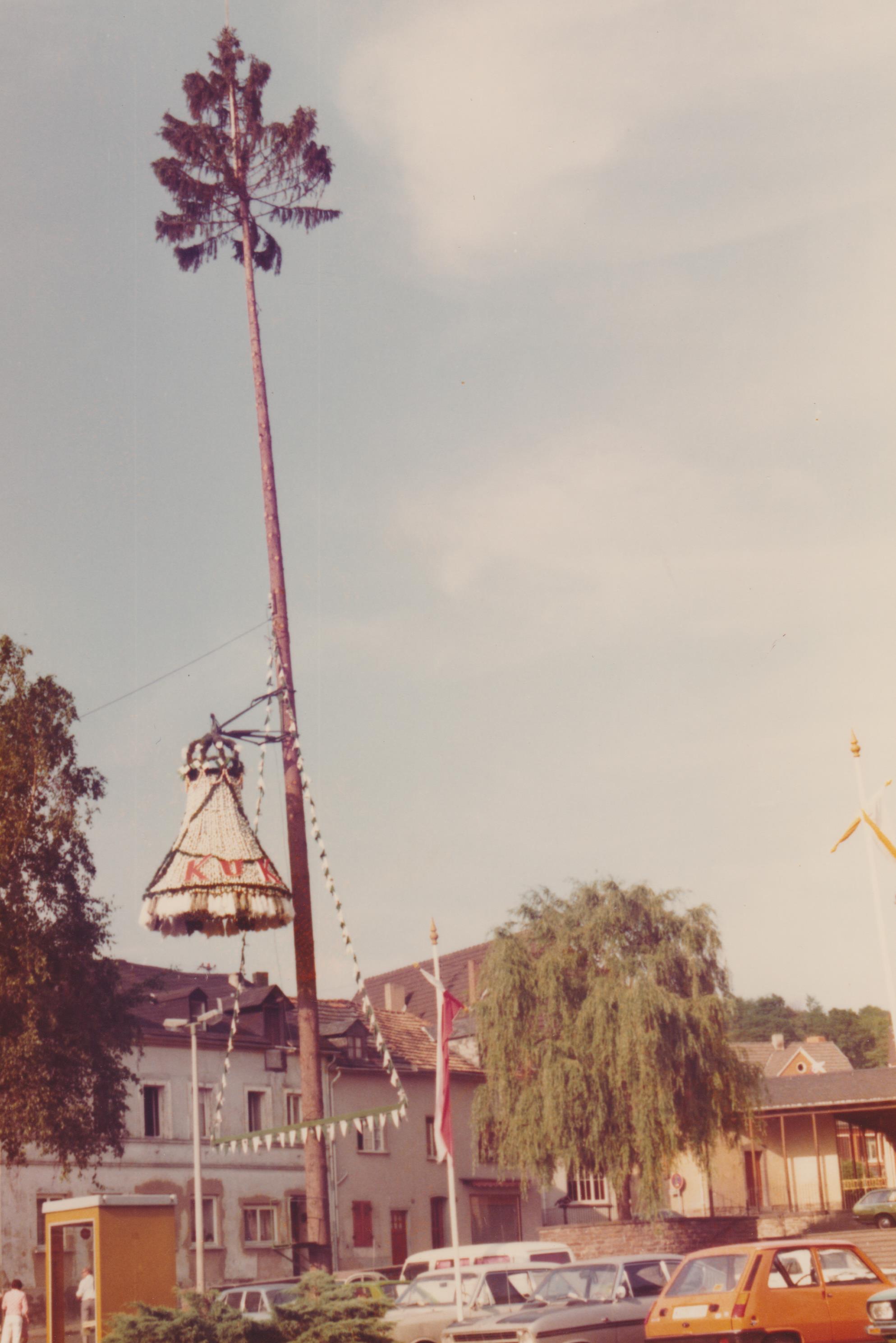 Die Eierkrone auf dem Kirchplatz in Bendorf 1977 (REM CC BY-NC-SA)