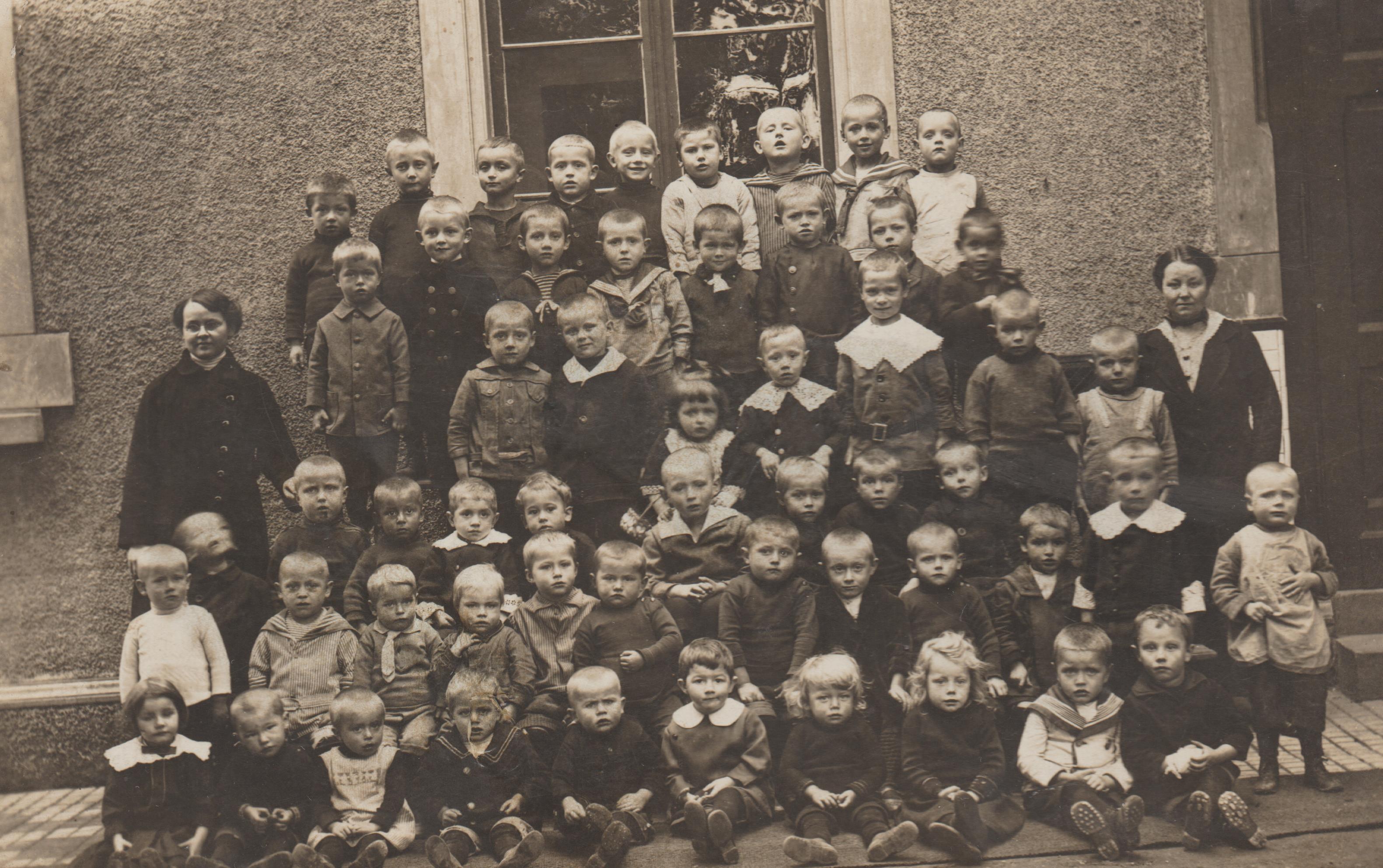 Kindergruppe der Kinderverwahrschule in Bendorf 1915/16 (REM CC BY-NC-SA)