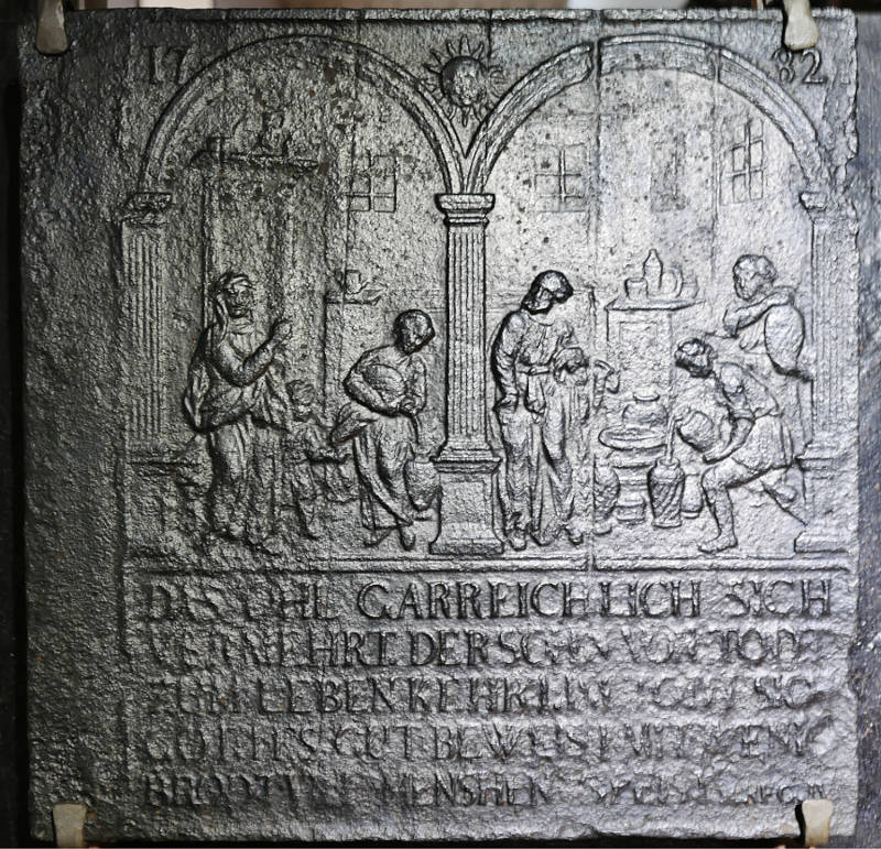 Ofenplatte; Das Ölwunder des Elias (Volkskunde- und Freilichtmuseum Roscheider Hof CC0)