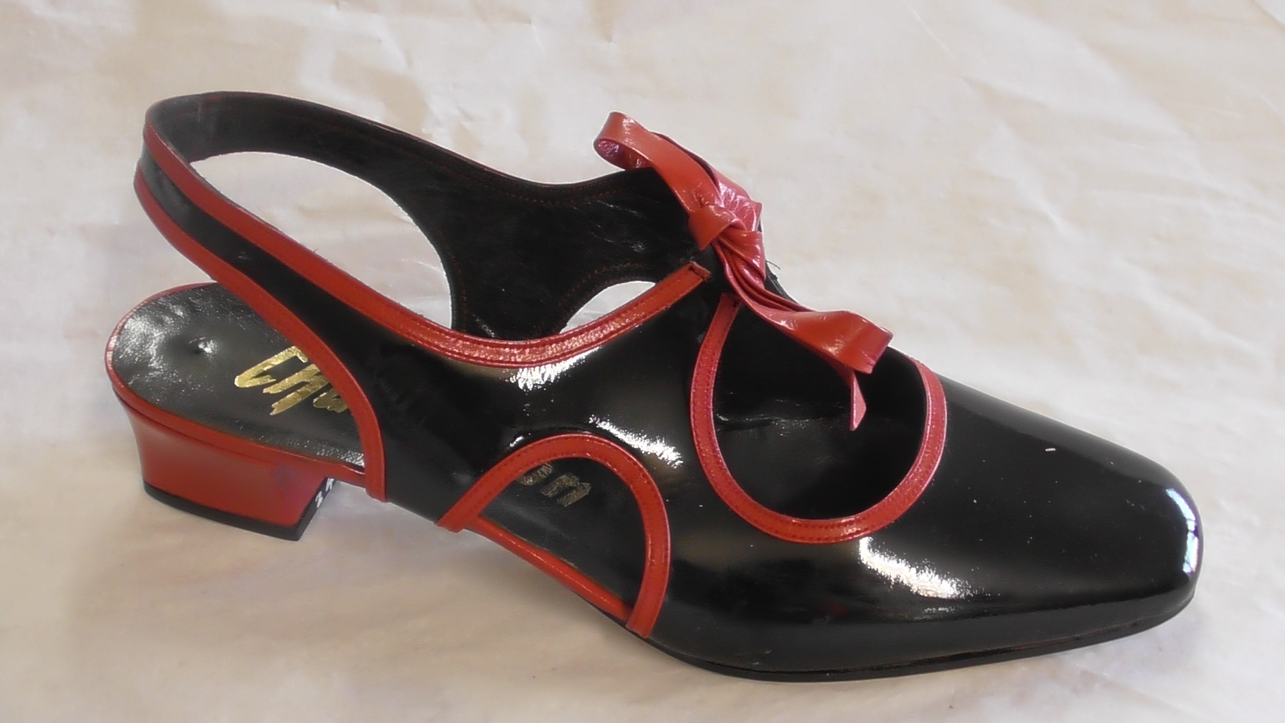 Schwarz-rote Damensandalette aus Lack- und Kunstleder mit Zierschleife (Deutsches Schuhmuseum Hauenstein CC BY-NC-SA)