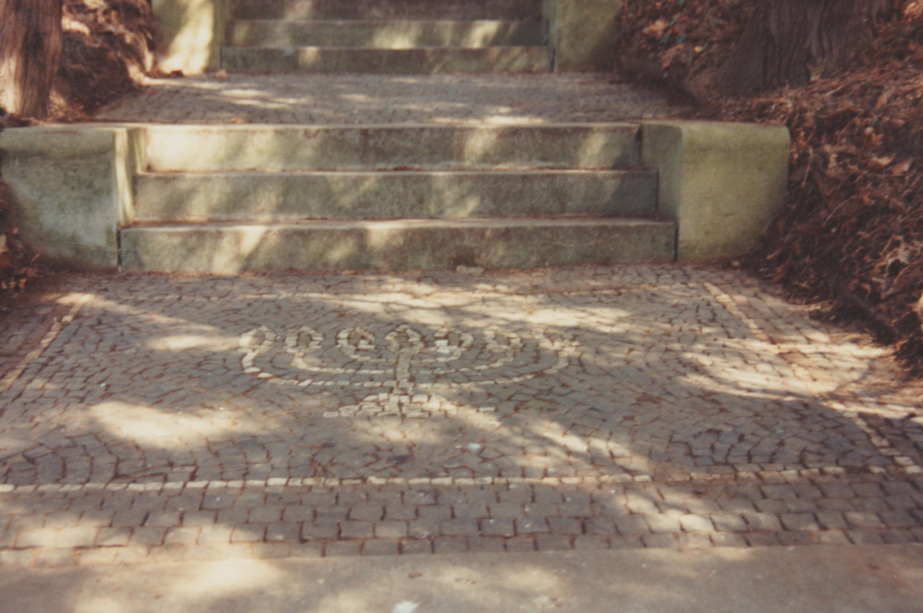 Treppenstufe "Menora", jüdischer Friedhof Bendorf (REM CC BY-NC-SA)