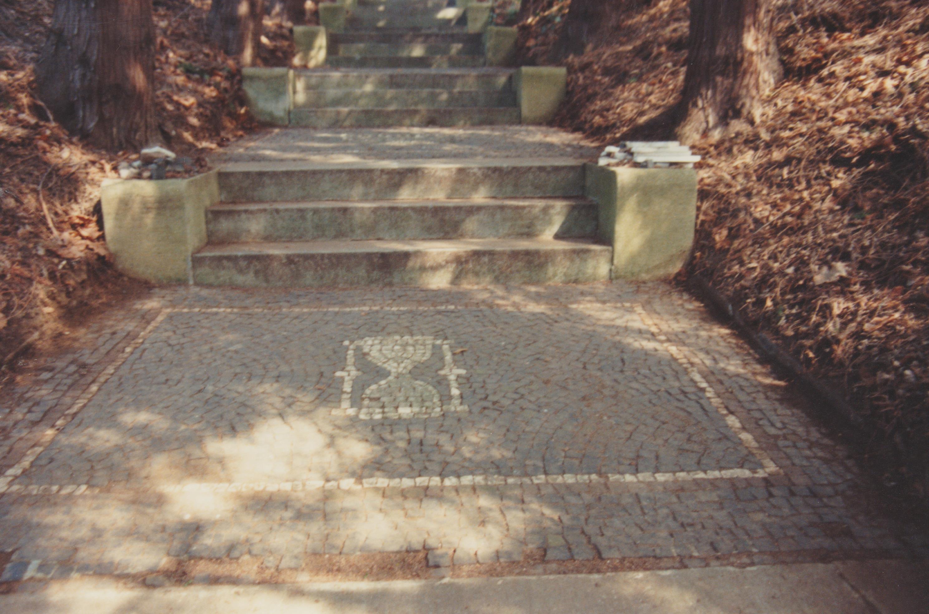 Treppenstufe "Sanduhr", jüdischer Friedhof Bendorf (REM CC BY-NC-SA)