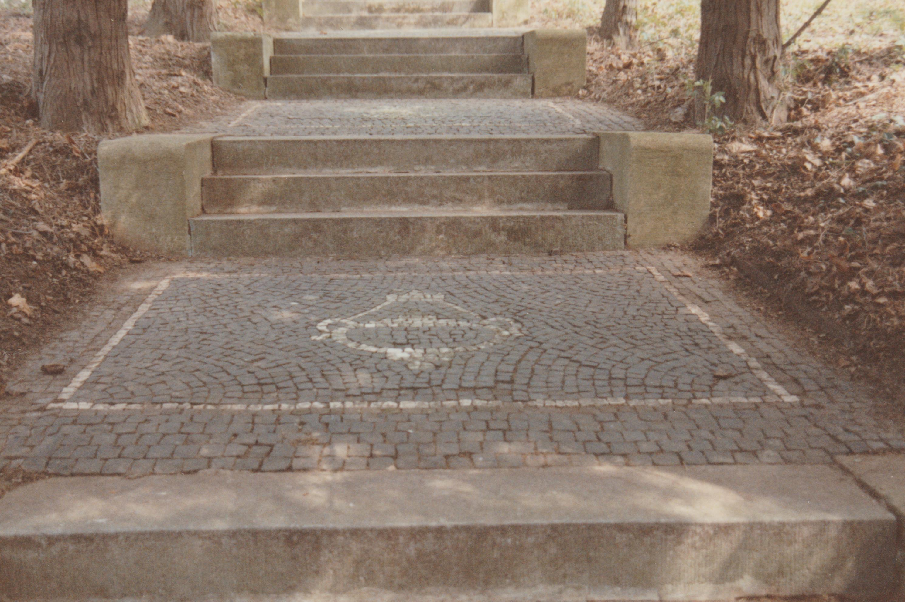 Treppenstufe "ewiges Licht", jüdischer Friedhof Bendorf (REM CC BY-NC-SA)