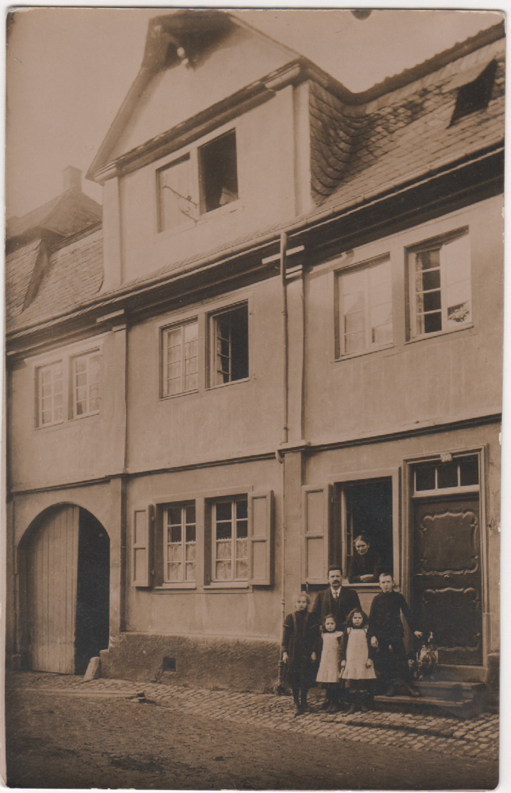 Lehrer Mies mit Familie vor dem Wohnhaus (Heimatmuseum und -Archiv Bad Bodendorf CC BY-NC-SA)
