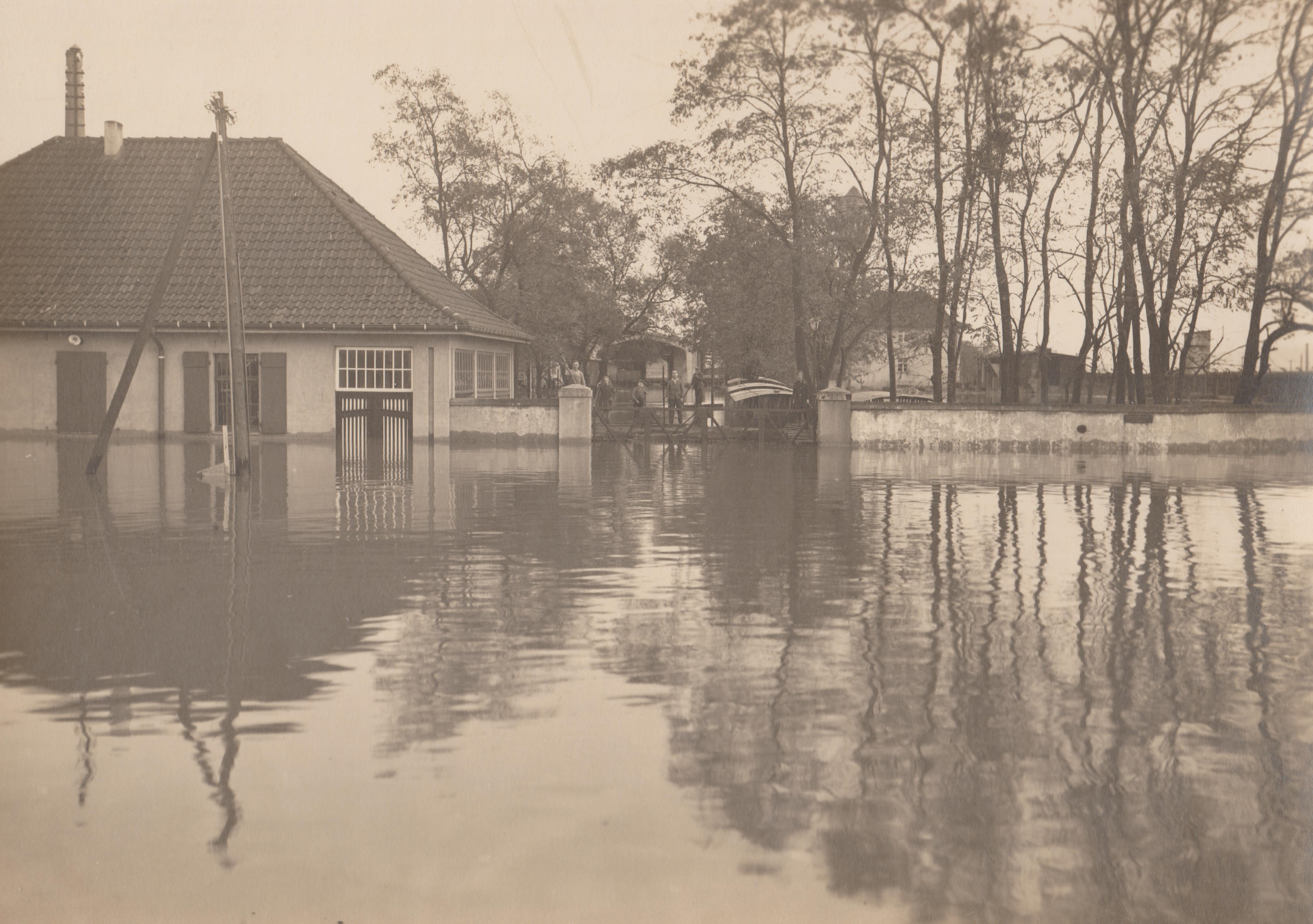 Hochwasser, Firma Dr. Otto Bendorf Rheinhafen 1920/30 (REM CC BY-NC-SA)