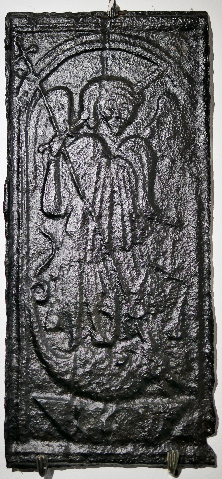 Ofenstirnplatte, Michael stürzt Luzifer (Volkskunde- und Freilichtmuseum Roscheider Hof CC0)